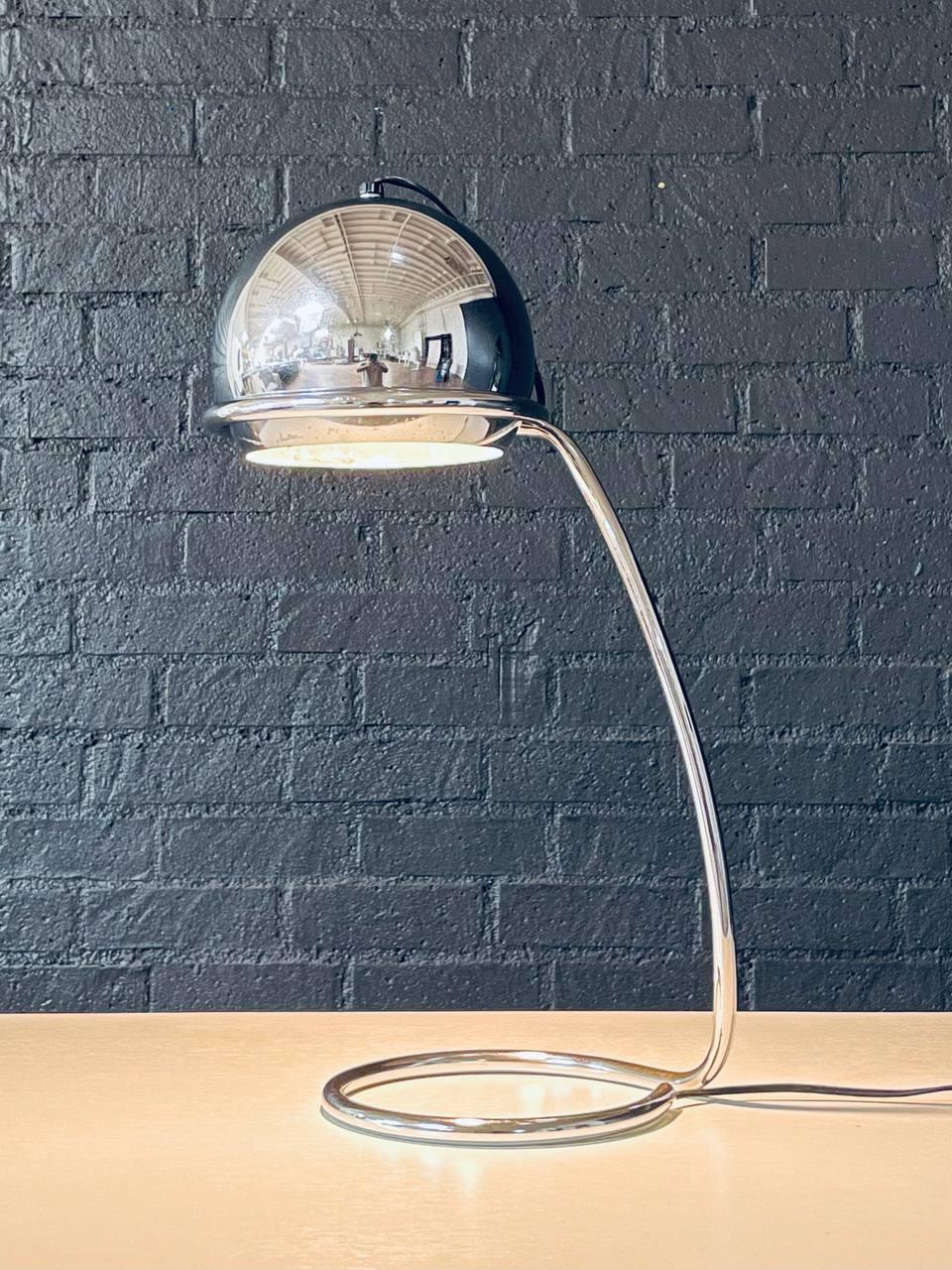 Condit : Condition Vintage Originale 

Cette étonnante lampe de bureau chromée du milieu du siècle dernier, datant des années 1960, capture l'esprit audacieux et futuriste de l'ère du NO AGE. Son abat-jour sphérique en forme de 