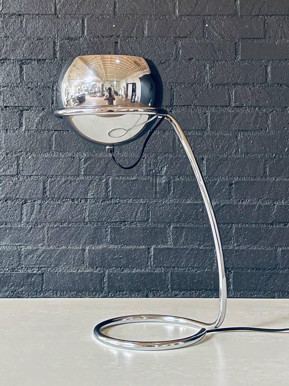 Mid-Century Modern Lampe de bureau Space and AGE Chrome Eyeball avec base Looping en vente