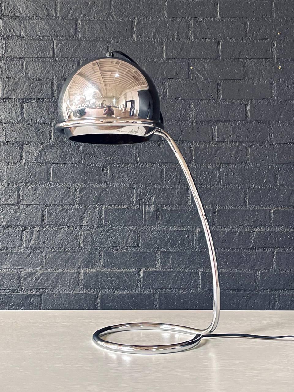 Américain Lampe de bureau Space and AGE Chrome Eyeball avec base Looping en vente