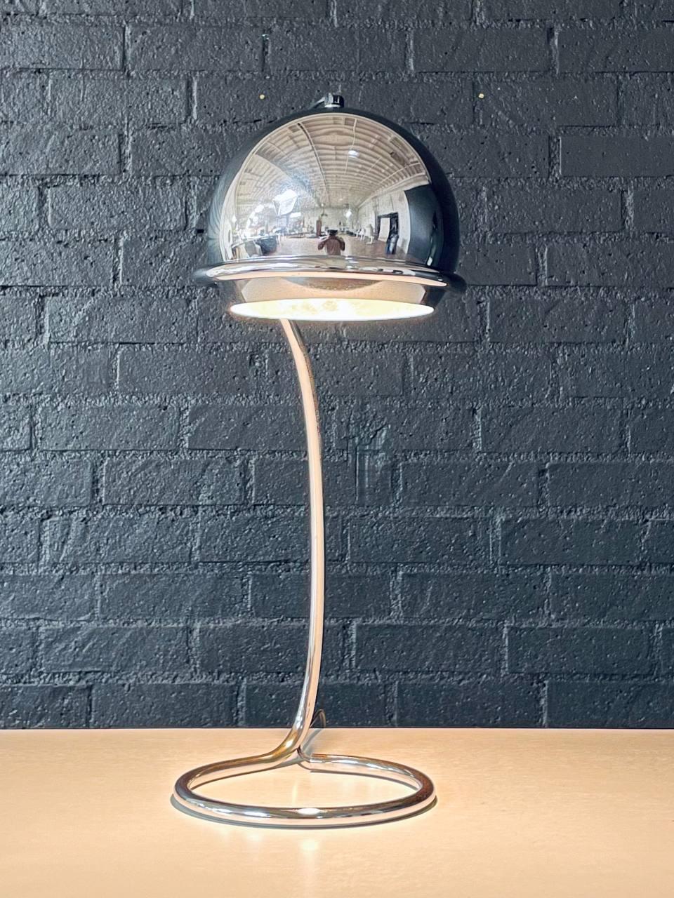 Lampe de bureau Space and AGE Chrome Eyeball avec base Looping Bon état - En vente à Los Angeles, CA
