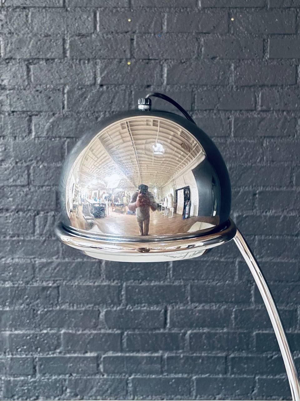 Milieu du XXe siècle Lampe de bureau Space and AGE Chrome Eyeball avec base Looping en vente