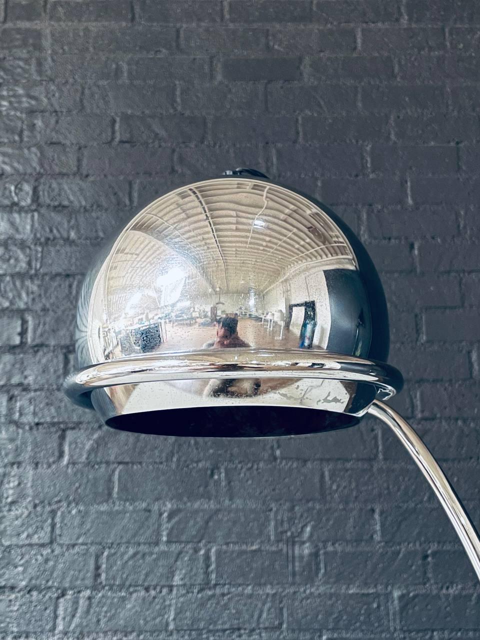 Lampe de bureau Space and AGE Chrome Eyeball avec base Looping en vente 1