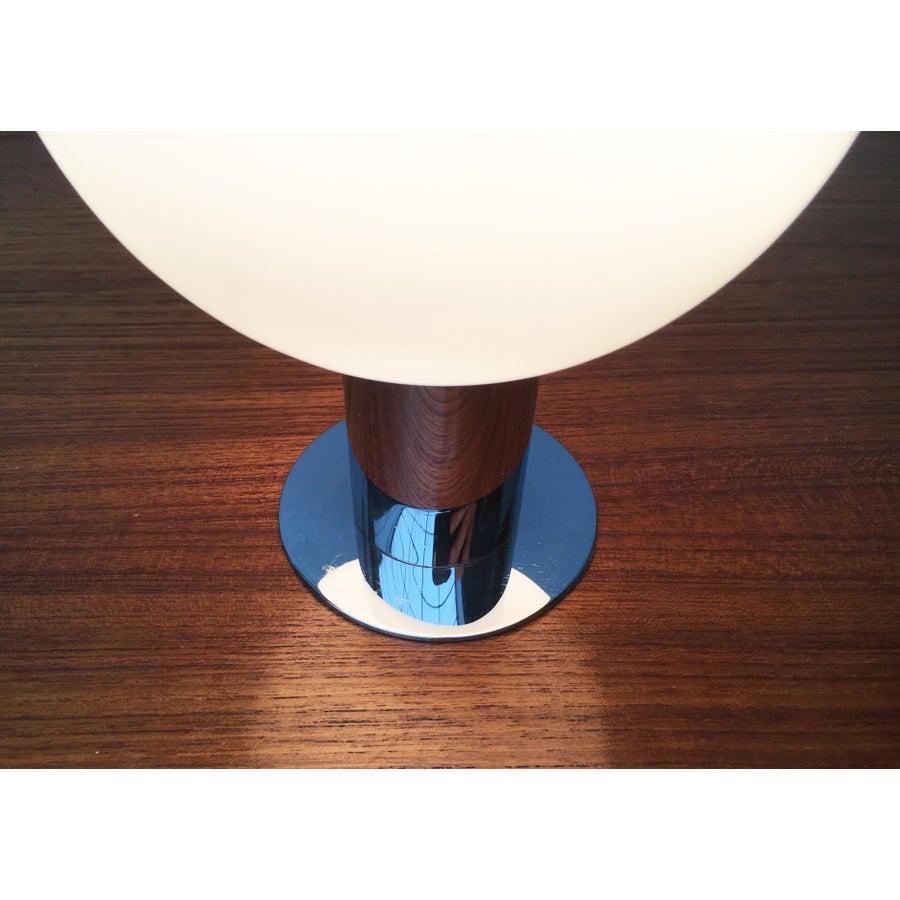 Lampe de table sphérique NO AGE.

Le diffuseur en verre opale repose sur un cylindre chromé. Le socle de la lampe présente une finition particulièrement soignée.
Le câblage de cet article peut être d'origine et nécessiter un remplacement, sauf