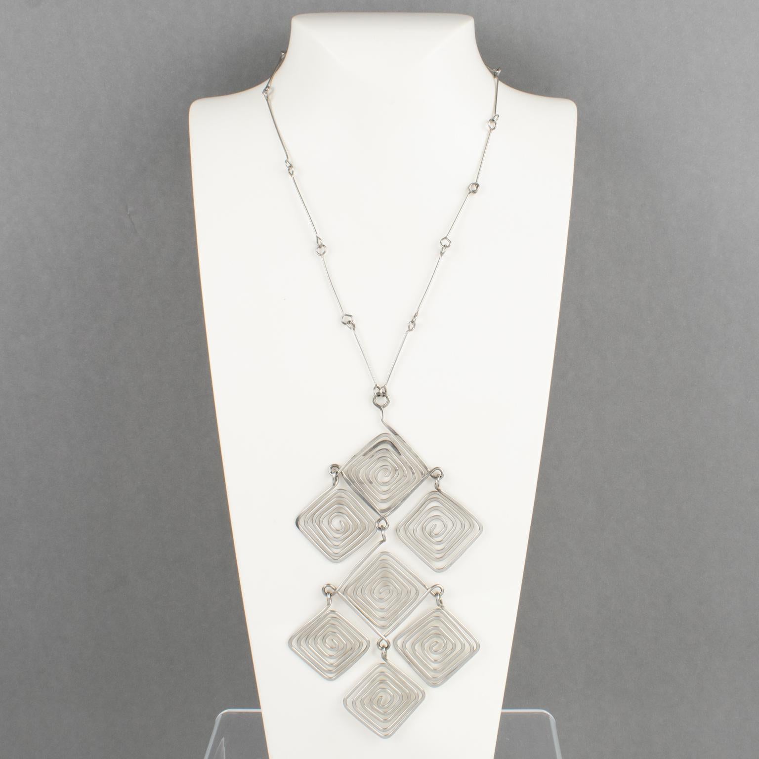 Collana in filo metallico modernista Space and Chrome di metà secolo con medaglione geometrico In condizioni buone in vendita a Atlanta, GA