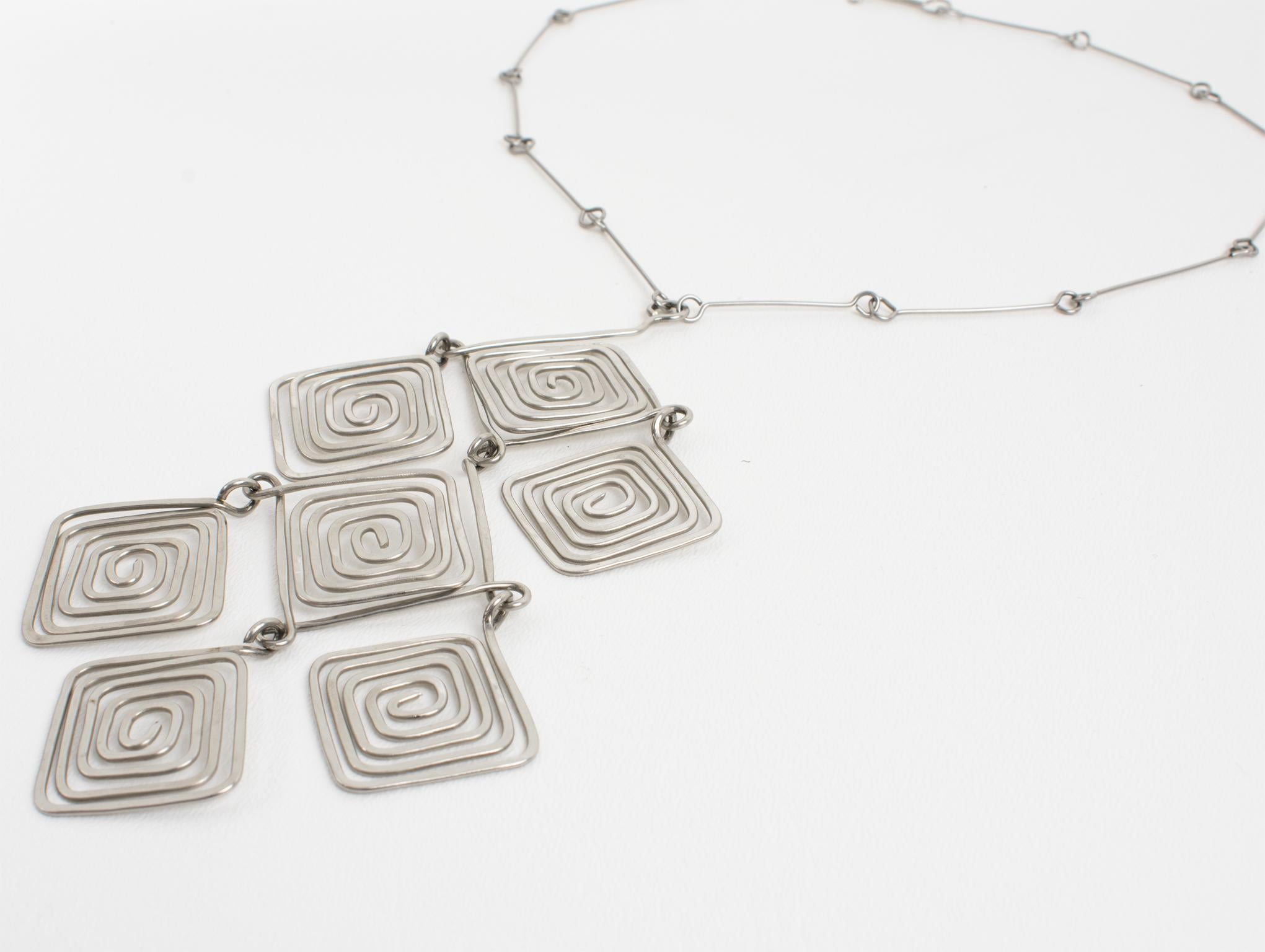 Collana in filo metallico modernista Space and Chrome di metà secolo con medaglione geometrico in vendita 1
