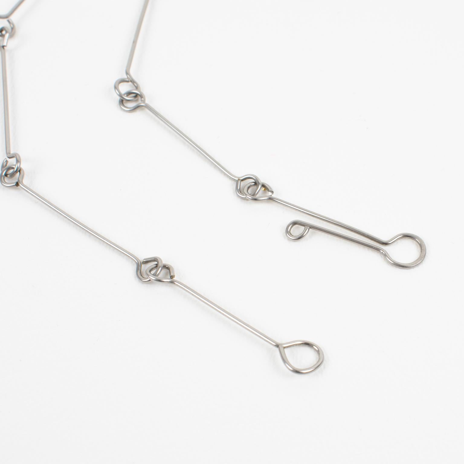 Collana in filo metallico modernista Space and Chrome di metà secolo con medaglione geometrico in vendita 2