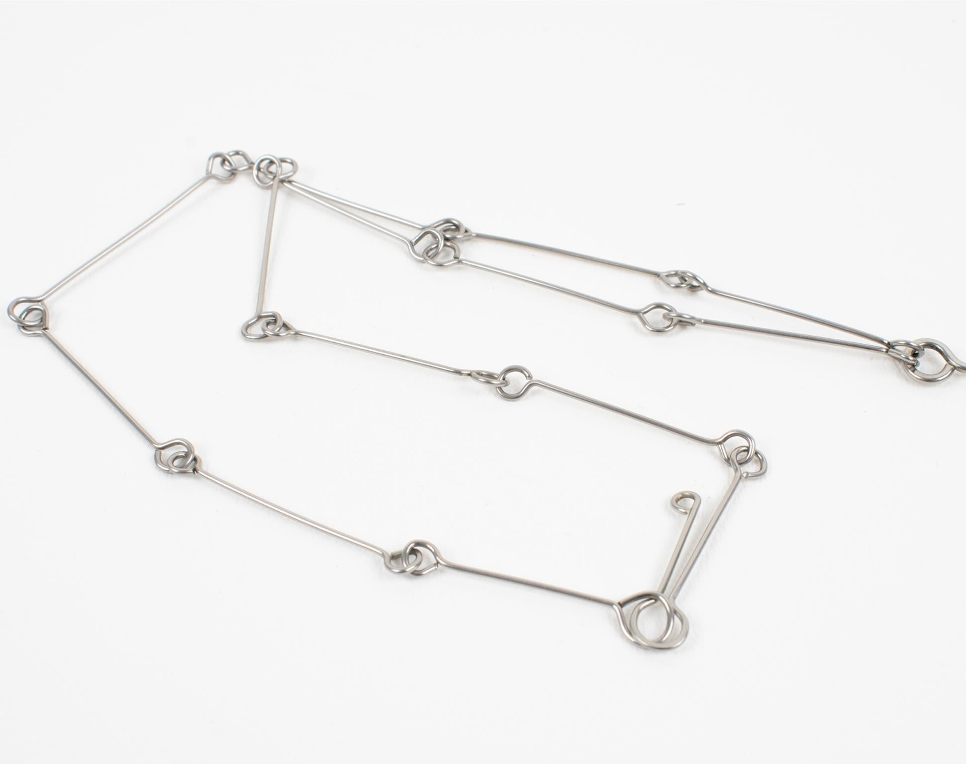 Collana in filo metallico modernista Space and Chrome di metà secolo con medaglione geometrico in vendita 3
