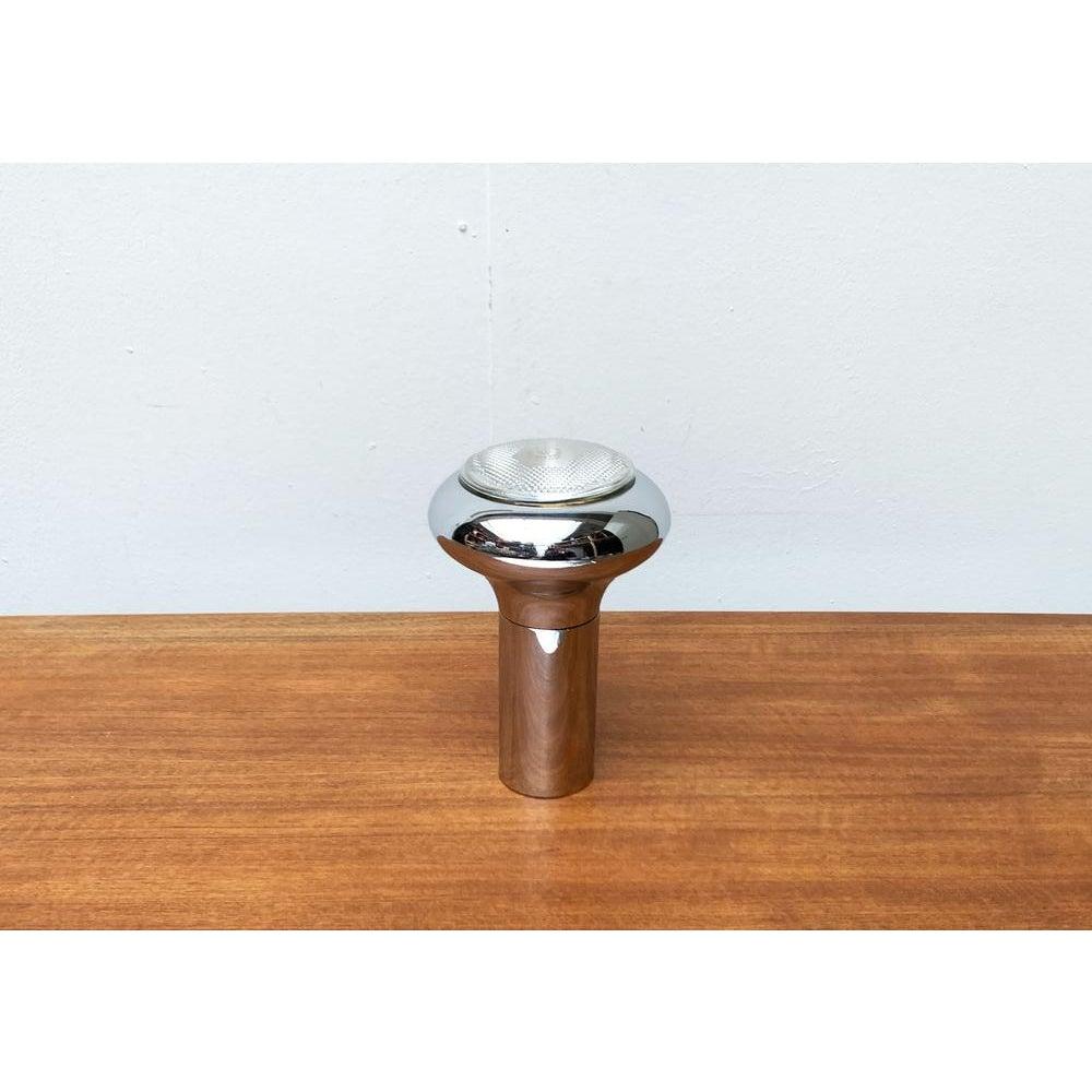 Lámpara de mesa cromada de la era espacial de mediados de siglo, años 60

El cuerpo de la luminaria muestra una forma simple de foco. La base de la lámpara es un pesado cilindro cromado. Se extiende hacia arriba y se adentra armoniosamente en el