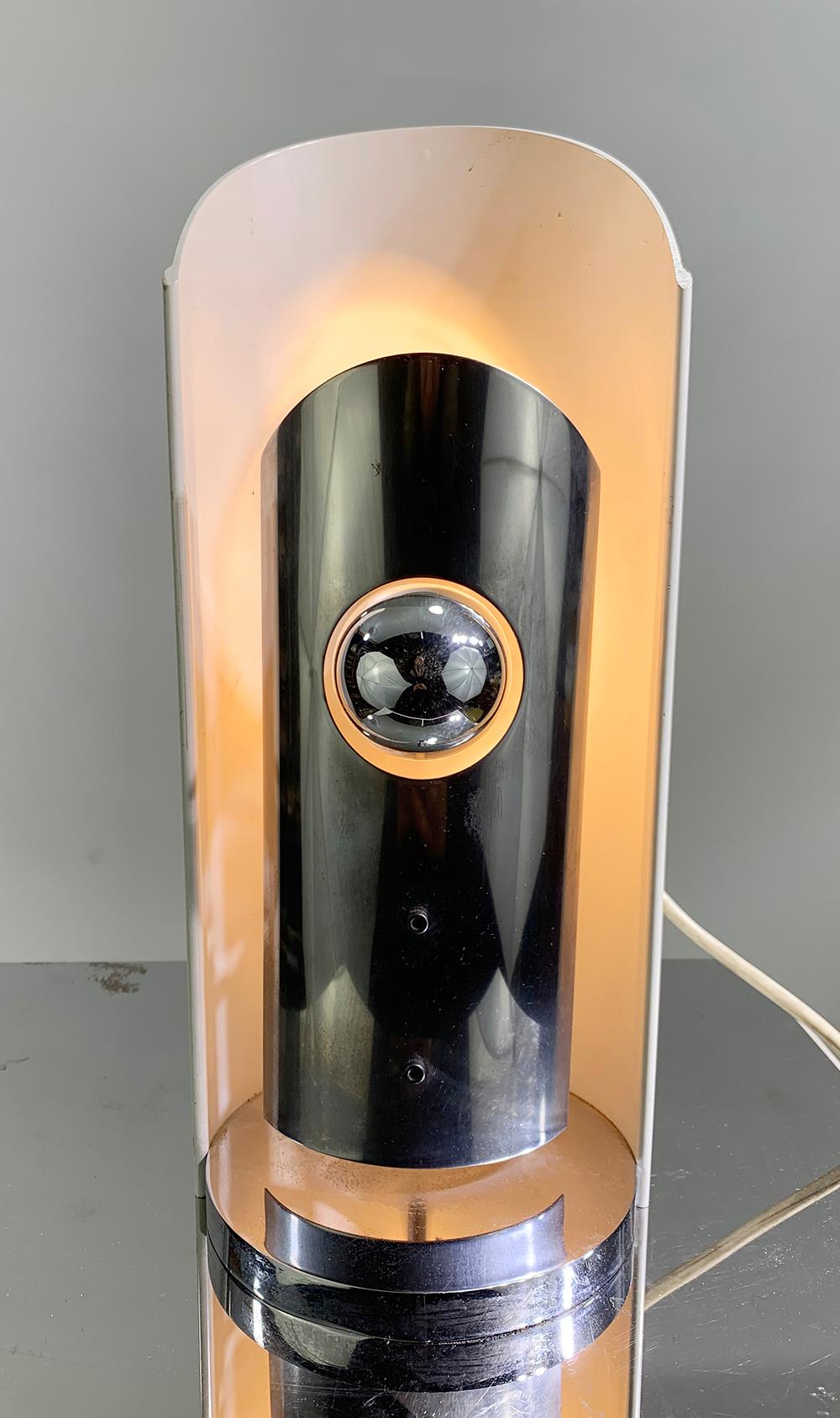 Mid-century magnificent space age table lamp in chrome with it's cylindrical shape circa 1970
Can be wired and delivered for European or US users.