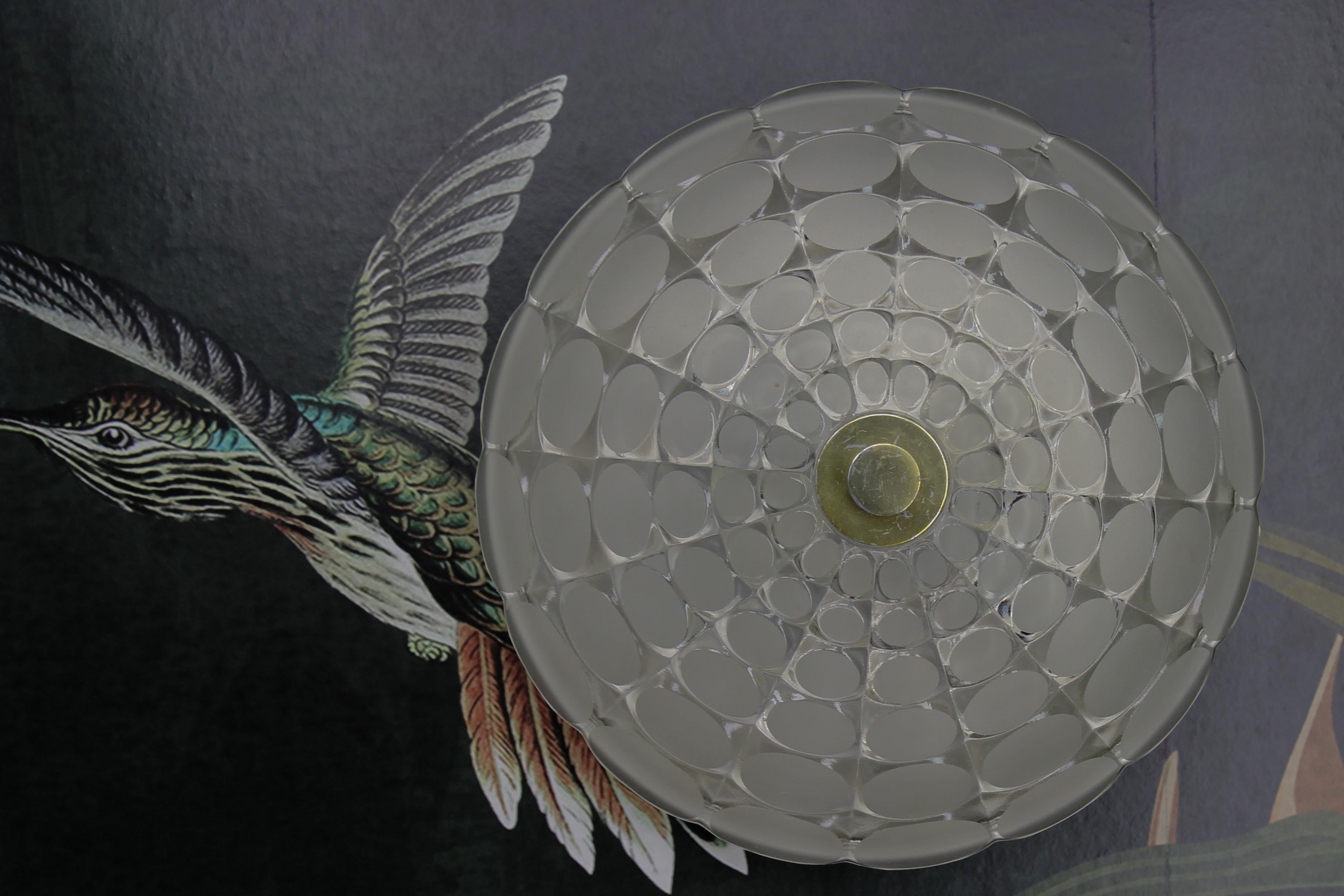 Lampe murale ou encastrée ronde en verre clair et dépoli datant du milieu du siècle dernier, attribuée à J.AT&T. Kalmar, Autriche, vers les années 1960.
Applique ou plafonnier emblématique de l'ère spatiale avec un abat-jour en verre dépoli et