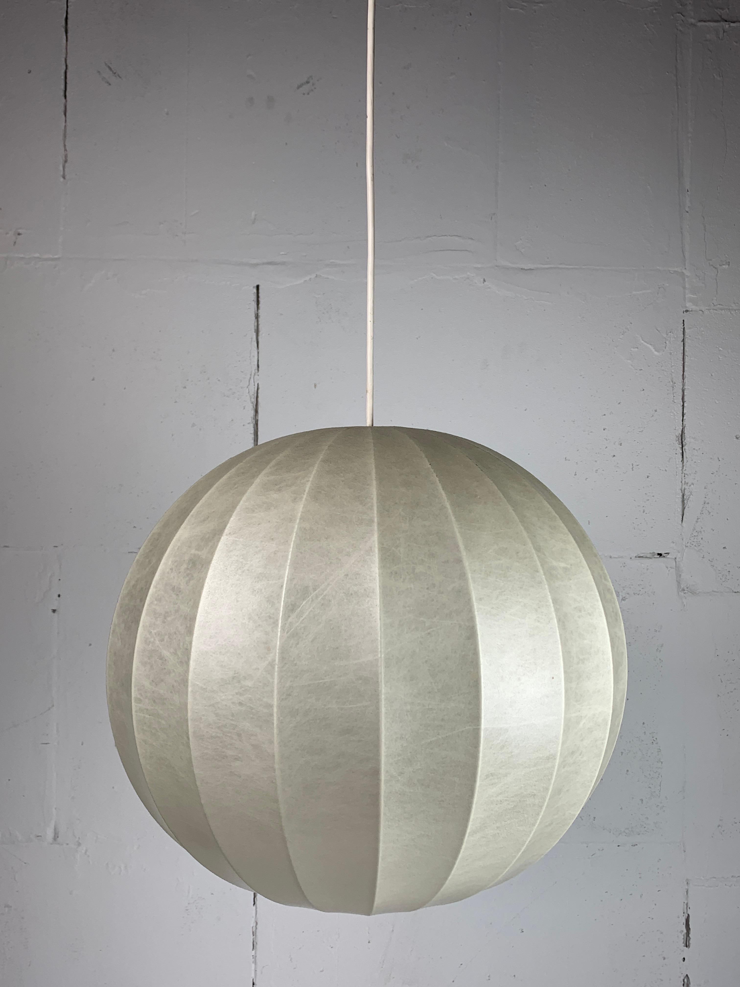 Sebbene siano spesso attribuite ad Achille and Pier Giacomo Castiglioni per Flos, queste lampade a bozzolo sono generalmente prodotte da Goldkant, Germania anni '60. Questa lampada è in buone condizioni, considerando l'età, con solo piccole macchie