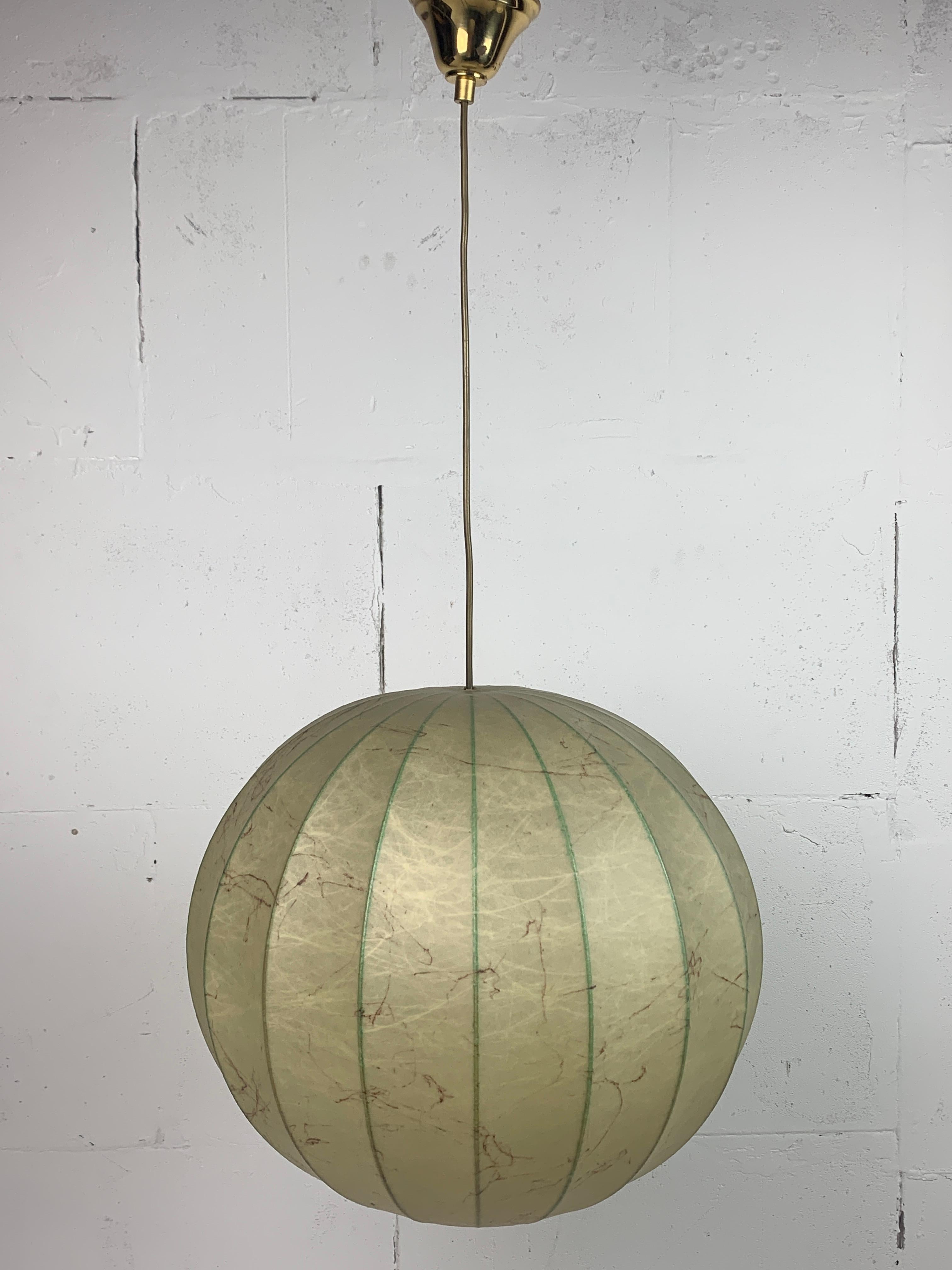 Sebbene siano spesso attribuite ad Achille and Pier Giacomo Castiglioni per Flos, queste lampade a bozzolo sono generalmente prodotte da Goldkant, Germania anni '60. Questa lampada è in ottime condizioni, considerando l'età, e la calotta in ottone