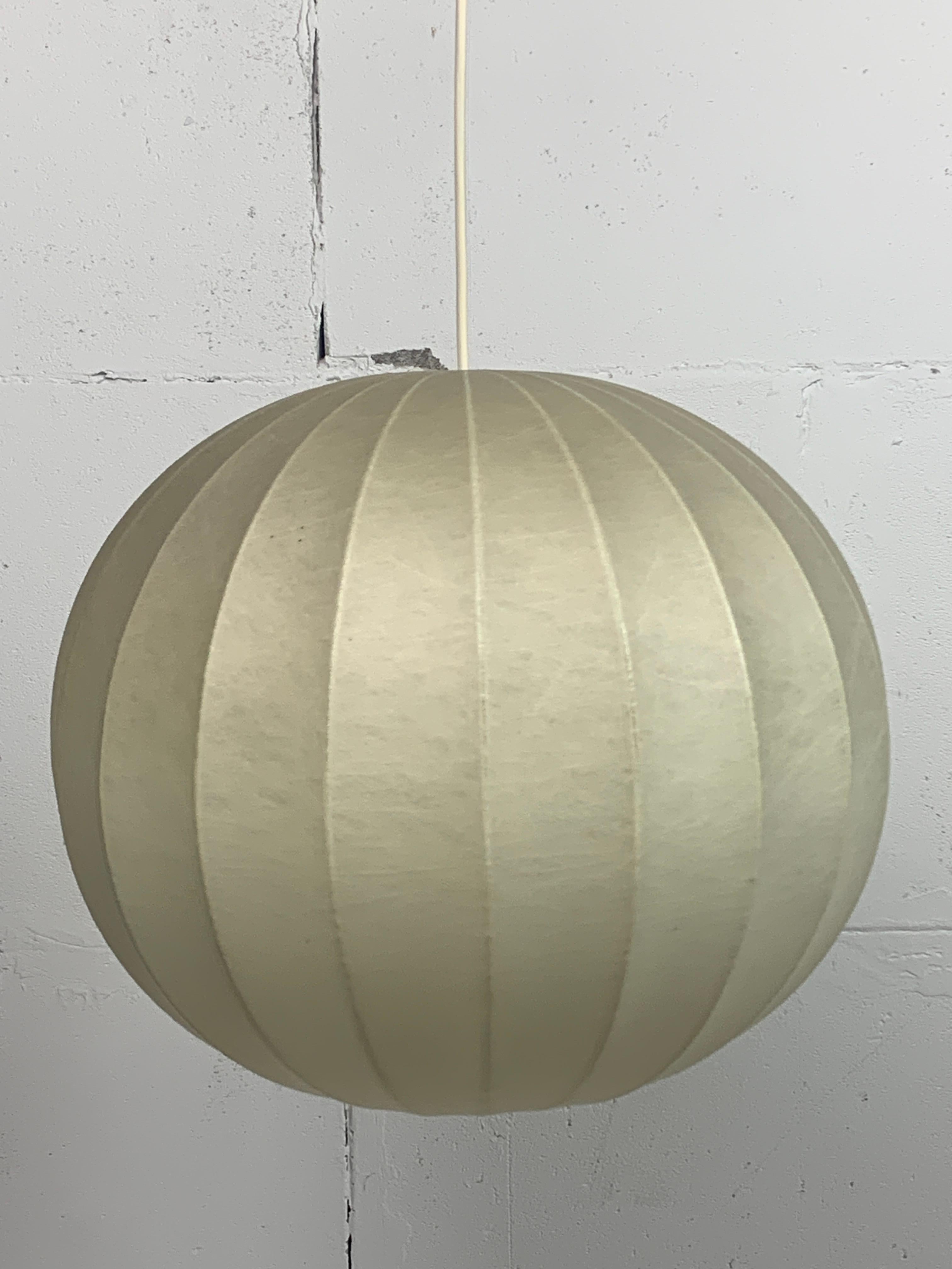 Mid-Century Space Age Cocoon Hanging Pendant Lamp, 1960s In Good Condition In Zaandam, NL