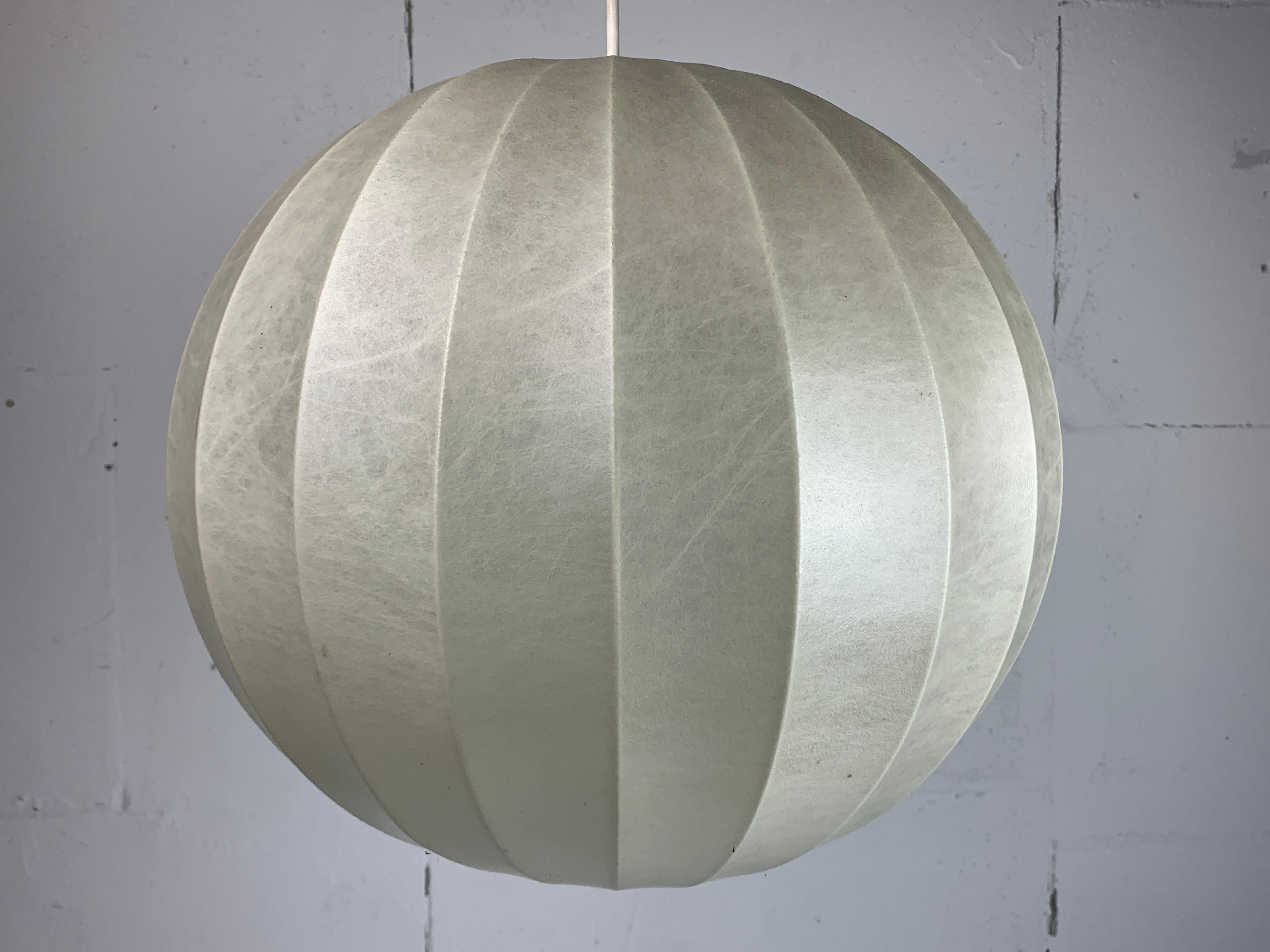 Metà XX secolo Lampada a sospensione Cocoon di metà secolo A Space AGE, 1960 in vendita