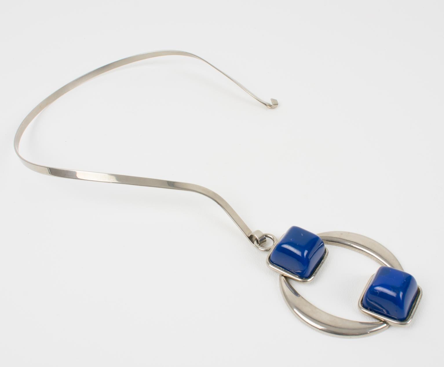 Collier pendentif A Space du milieu du siècle Métal argenté et résine bleue Unisexe en vente