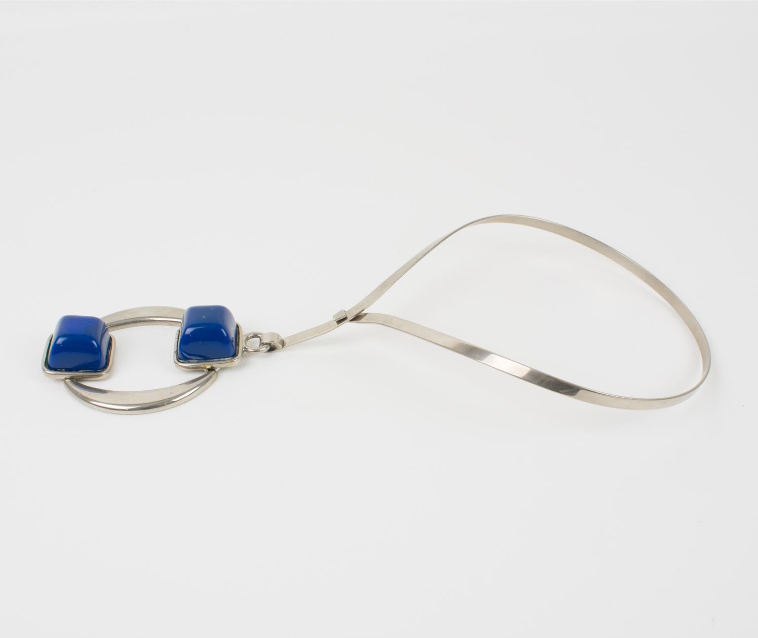 Collier pendentif A Space du milieu du siècle Métal argenté et résine bleue en vente 2
