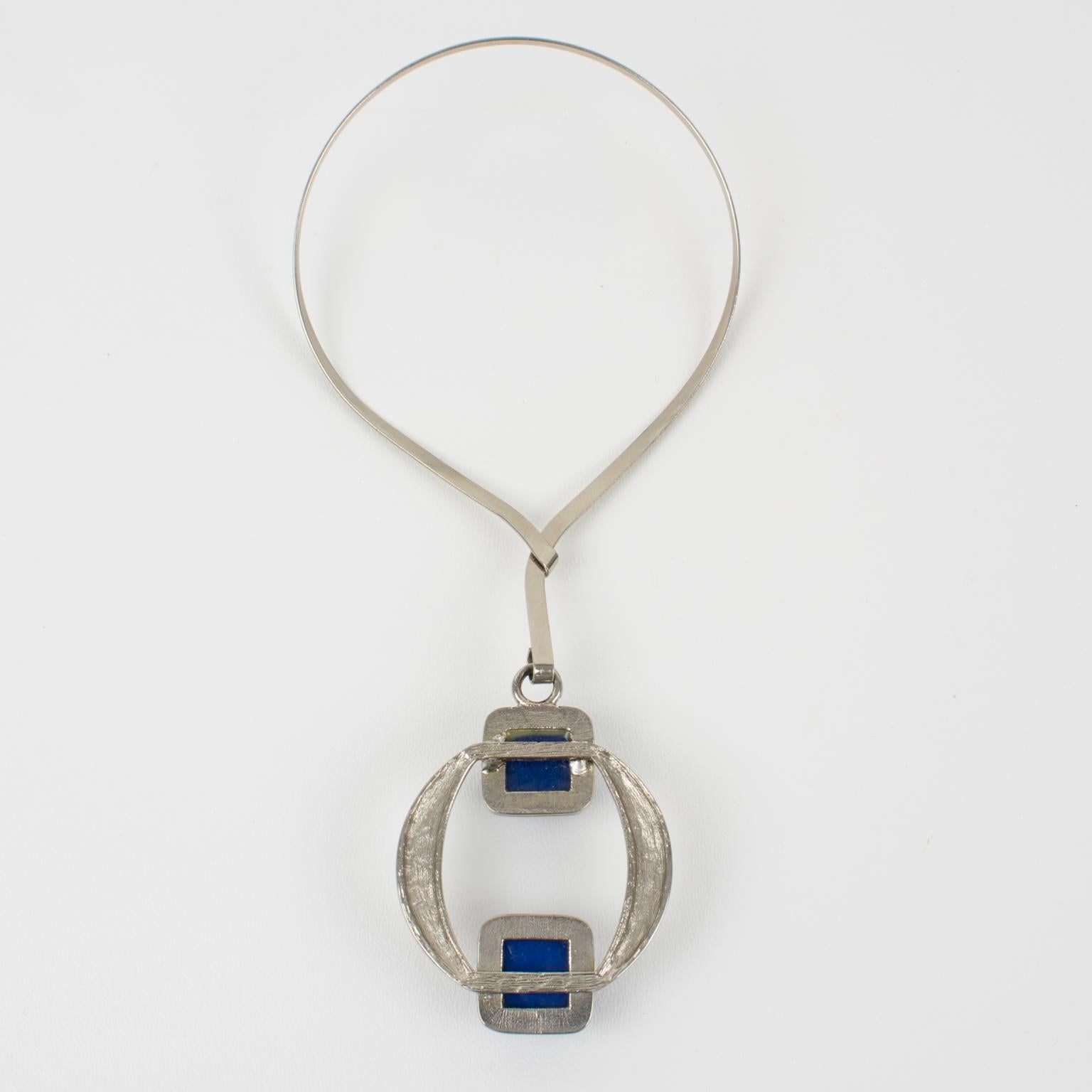 Collier pendentif A Space du milieu du siècle Métal argenté et résine bleue en vente 3