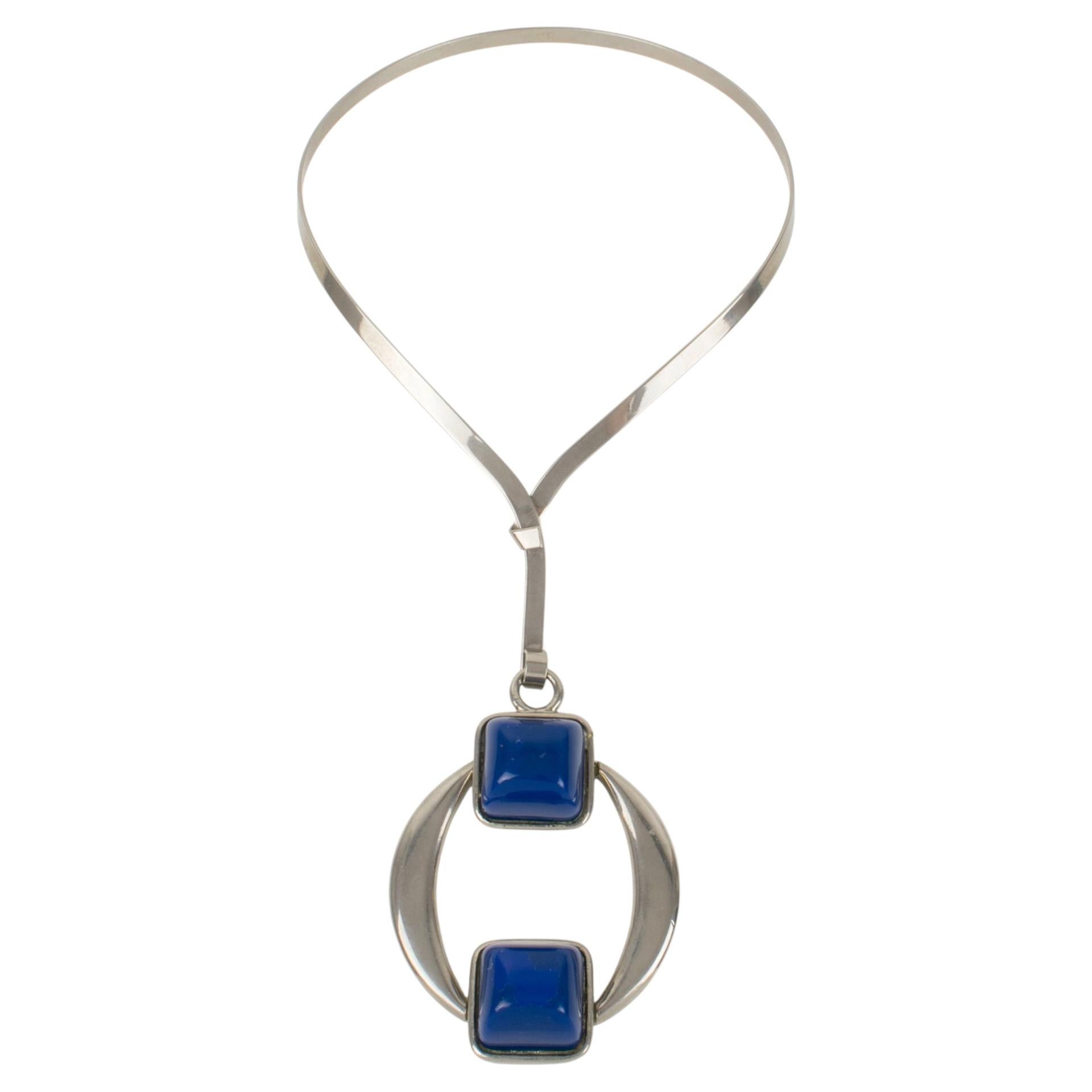 Collana con collare A Space Age di metà secolo in metallo argentato e resina blu