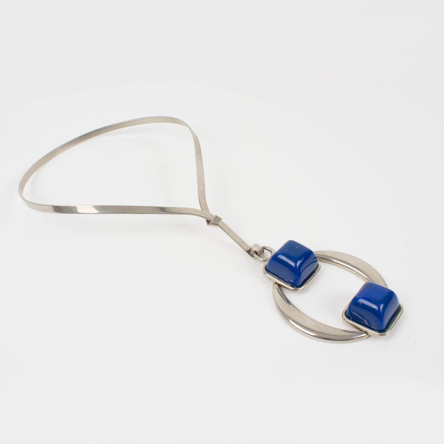 Mid Century Space Age Collar Pendant Necklace Stainless Steel and Blue Resin In Excellent Condition For Sale In Atlanta, GA