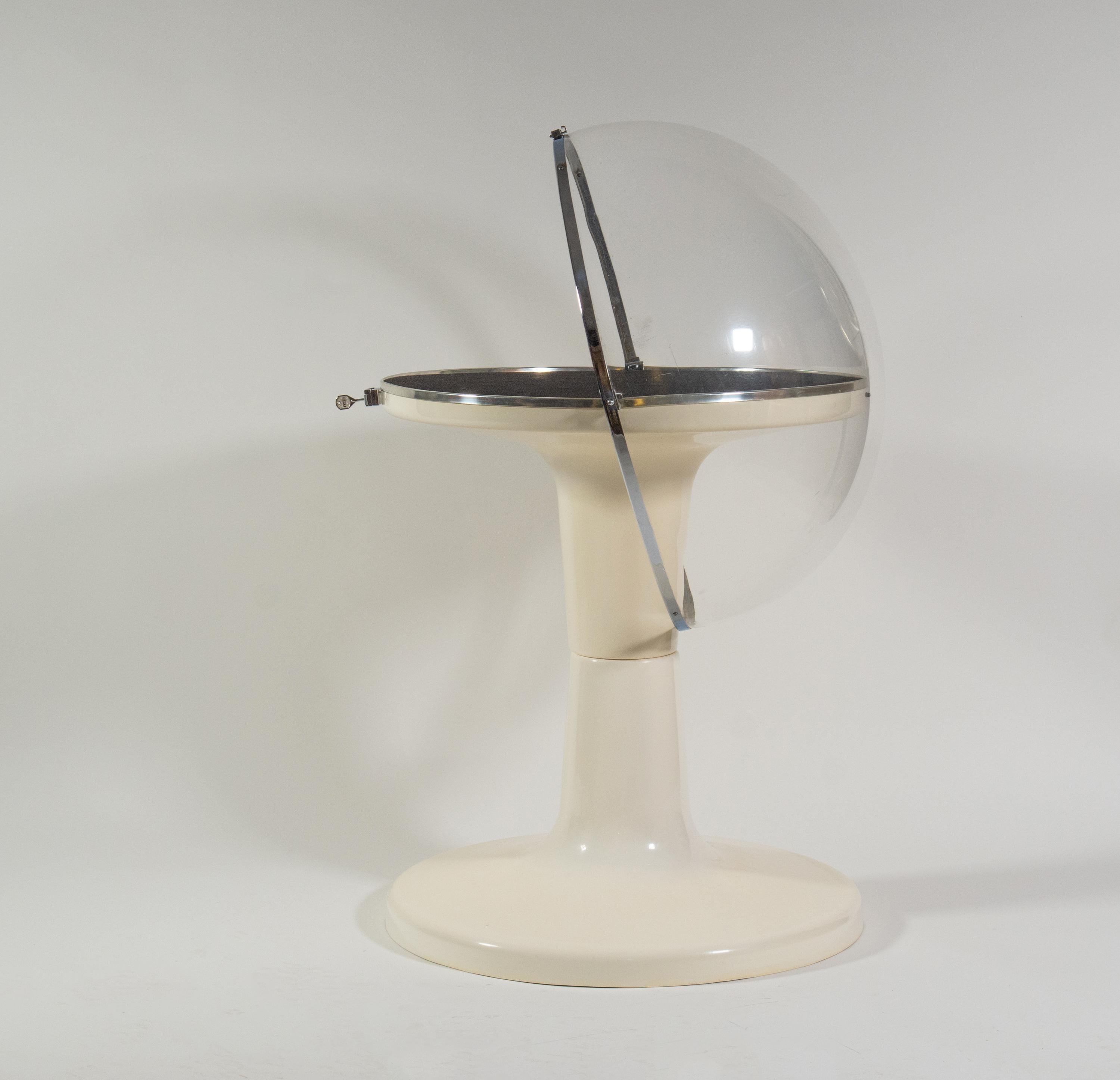 A fabulous Mid Century Space Age collectors display case. Circa late 1960s.

Previously from a collector's estate, a rarely seen item.

The display has a two part fibreglass tulip style base, with clear plastic dome lid, which has chromed edging.