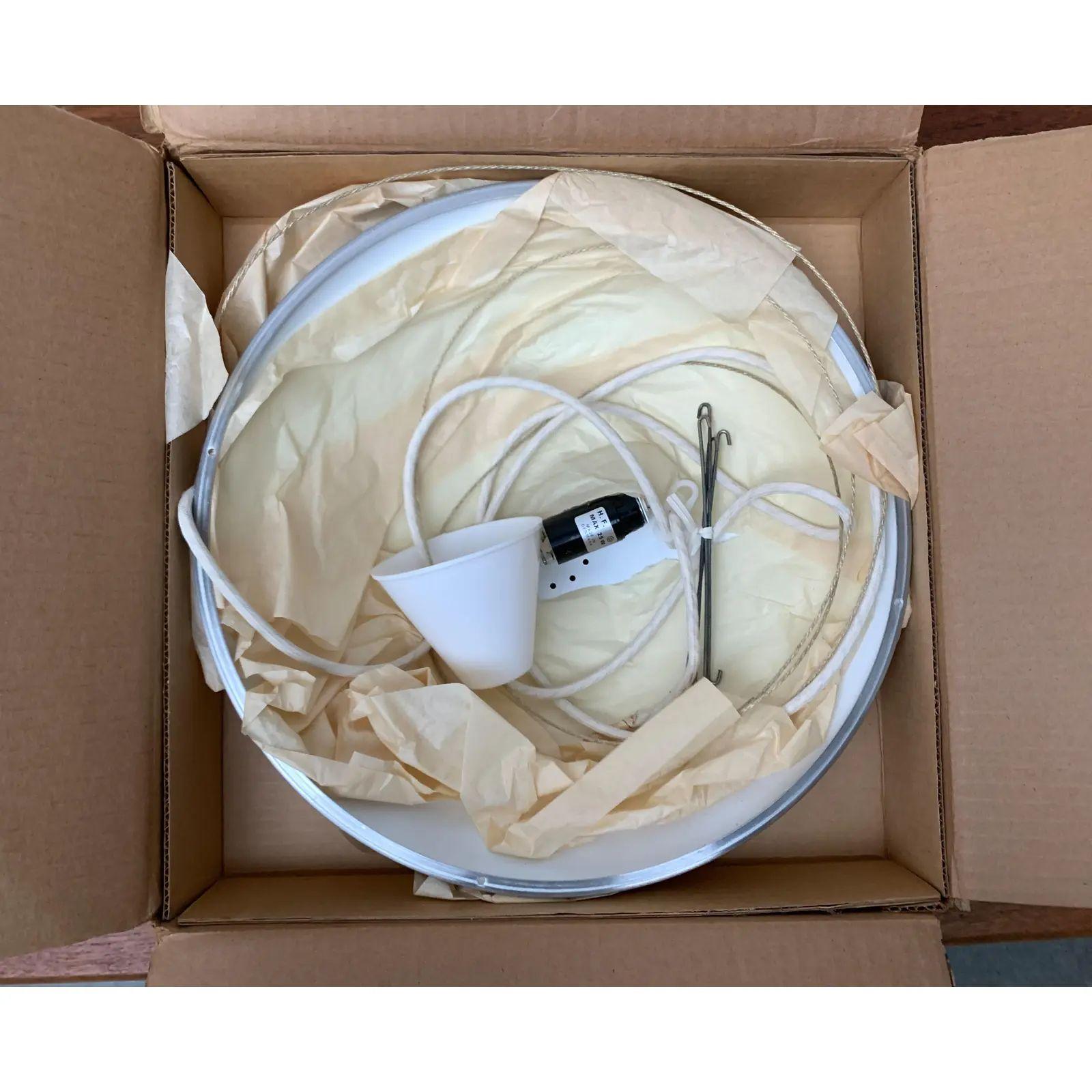 Très rare lampe à fleurs du fabricant danois Cado d'après un design de poul cadovius des années 1960.

Un design simple et élégant. La lampe se compose de deux demi-coques qui sont reliées à distance par quatre fils. La coquille inférieure sert à