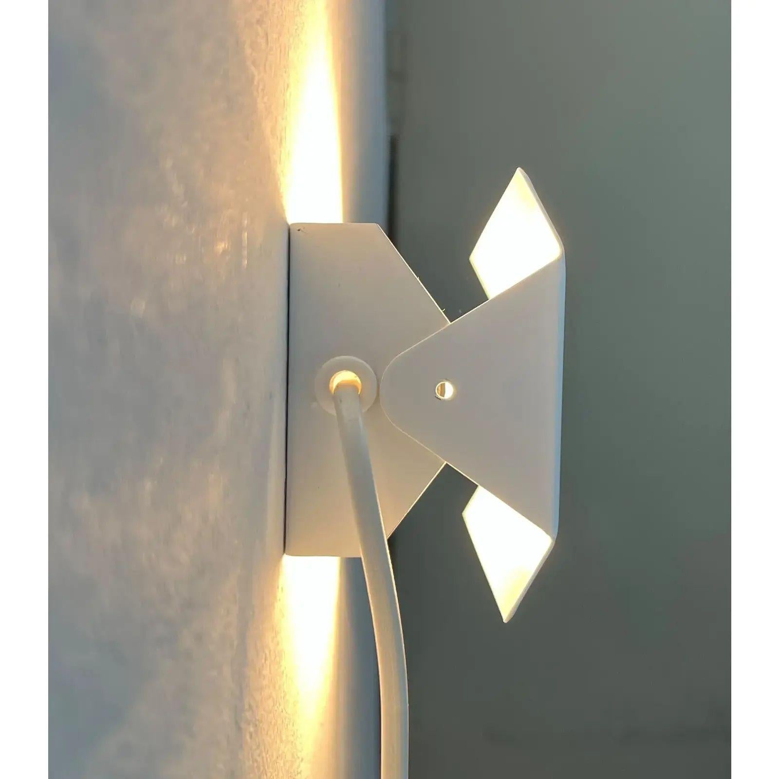 Lampada da parete minimalista del produttore danese Horn.

Questo design semplice colpisce per la sua elevata funzionalità. La parte frontale è mobile e permette di controllare l'effetto della luce. L'apparecchio funziona come uplight, downlight o