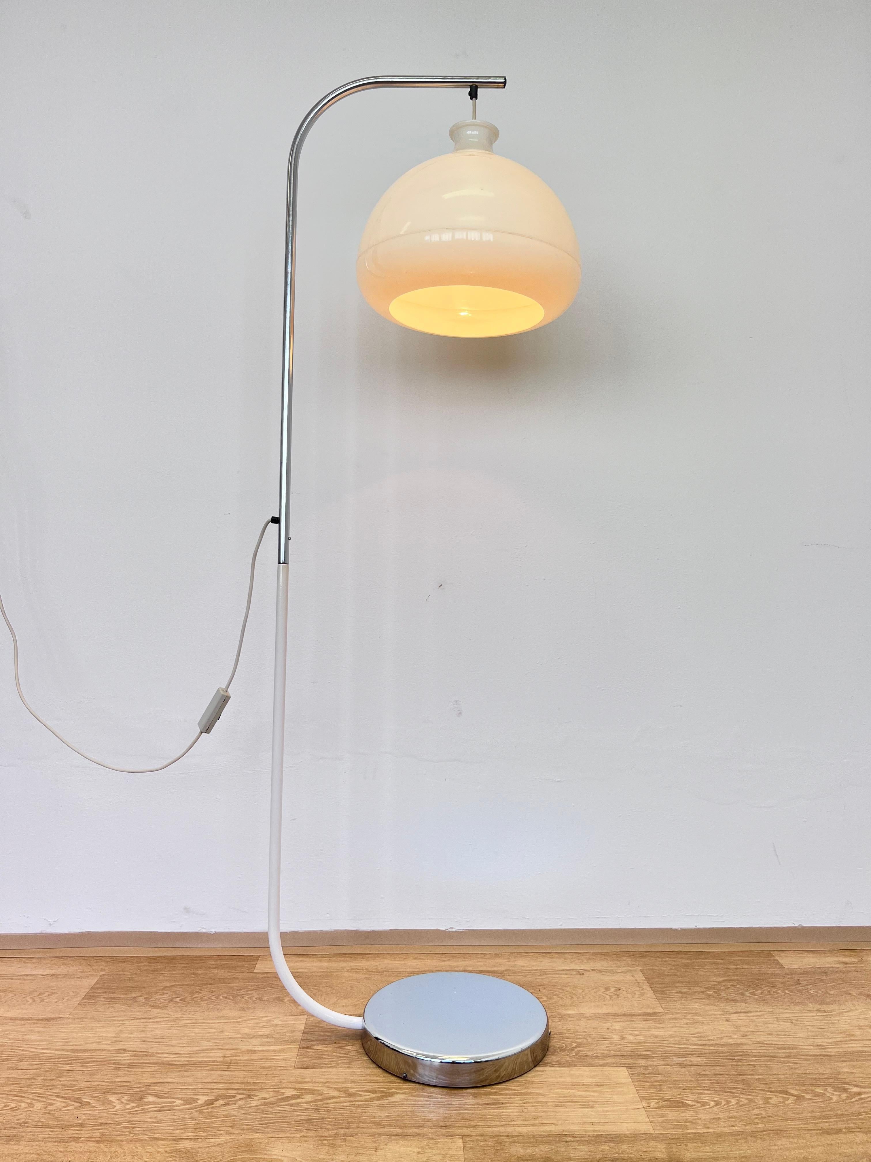 - Made of chrome, plastic
- 1970s
- very Good, original condition
- one bulb, Us compatible, Us adapter
jr.