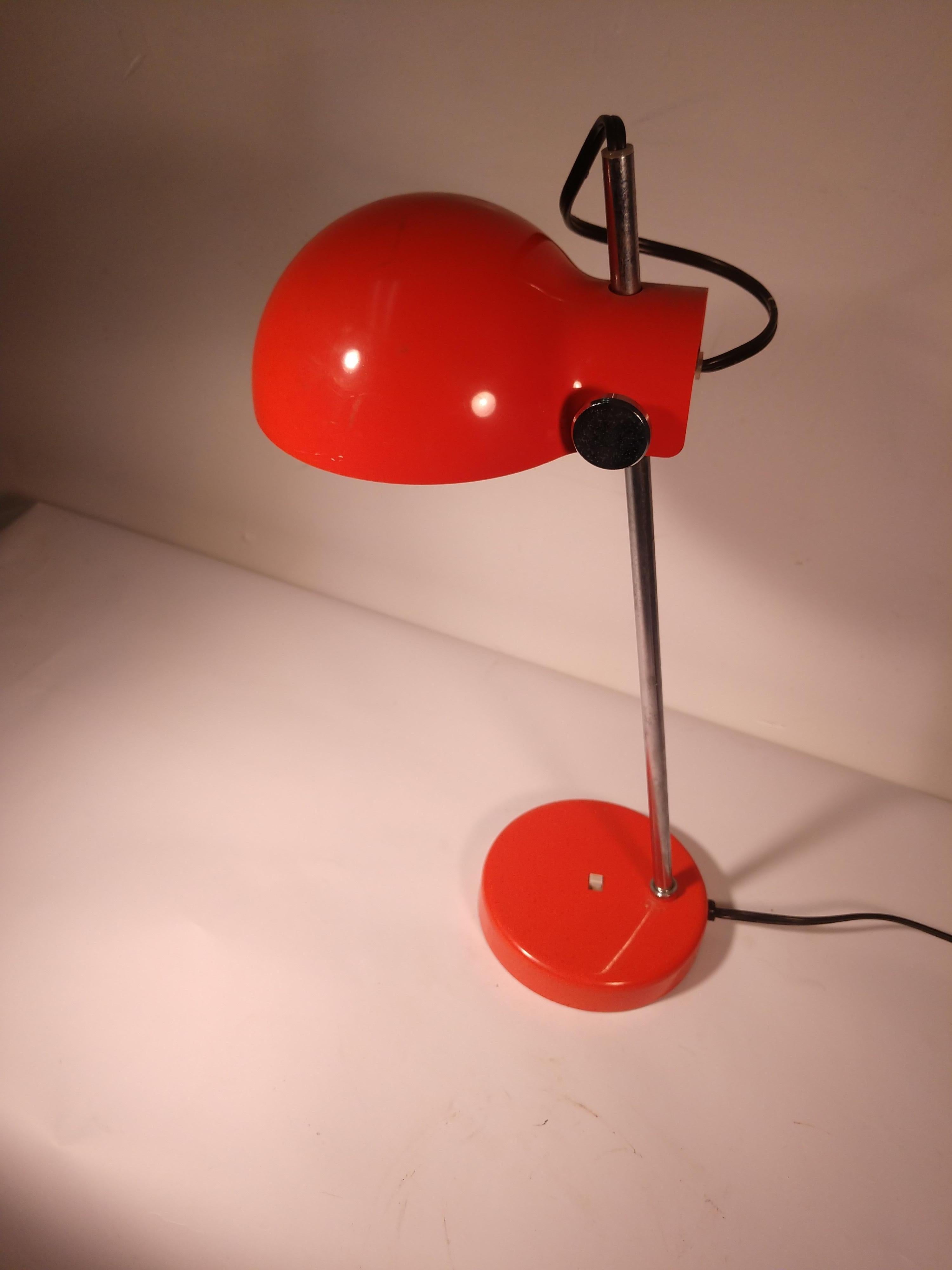 Fabulous Lightolier adjustable desk lamp in orange red.
Plastic with a chrome shaft which the shade can be adjusted, chrome locking thumbscrew.