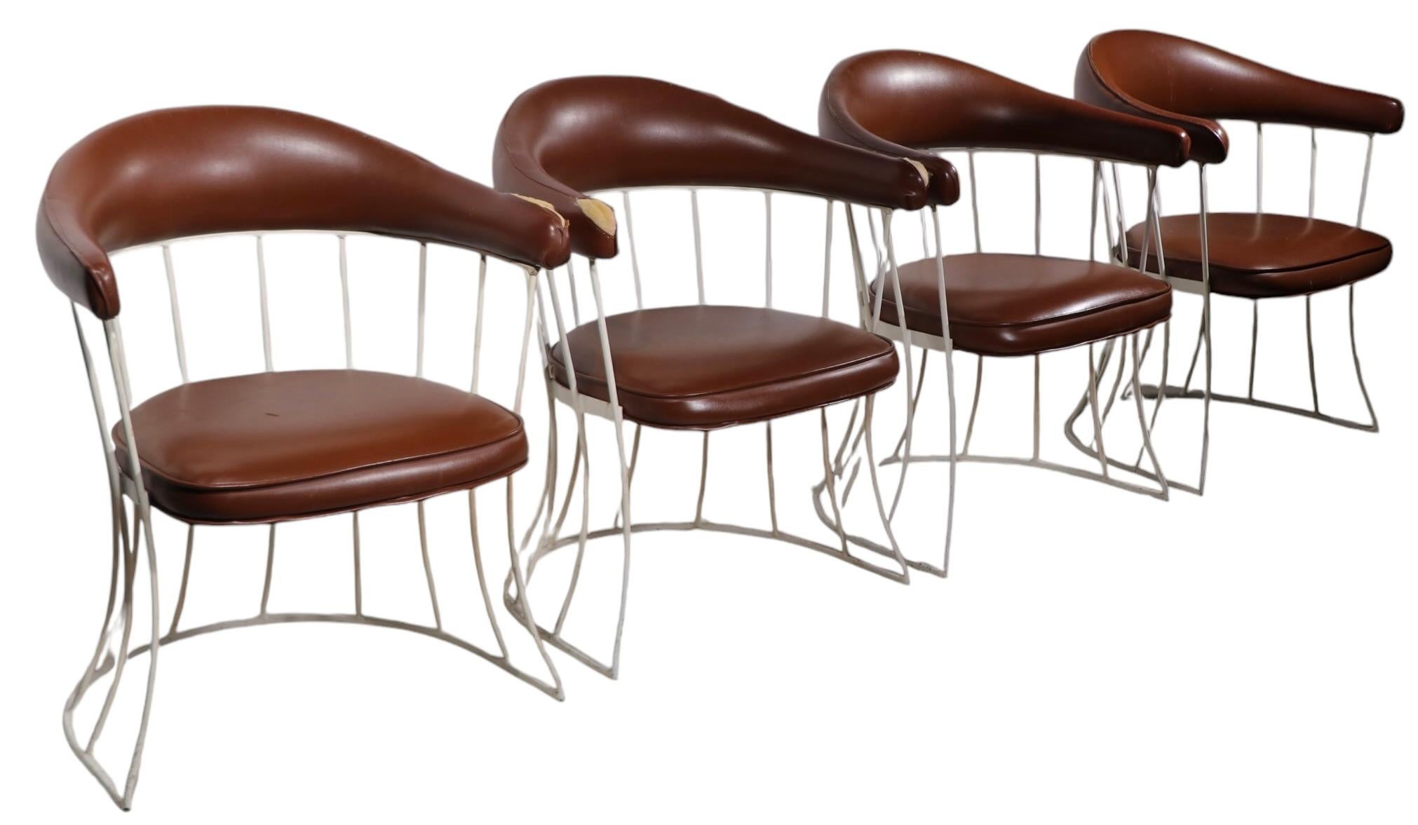 Ensemble dînette et cuisine du milieu du siècle, conçu par Richard McCarthy pour Selrite, vers 1975. L'ensemble se compose de quatre chaises de forme tonneau, et de la  table de salle à manger à pied avec plateau circulaire. Toutes les pièces sont