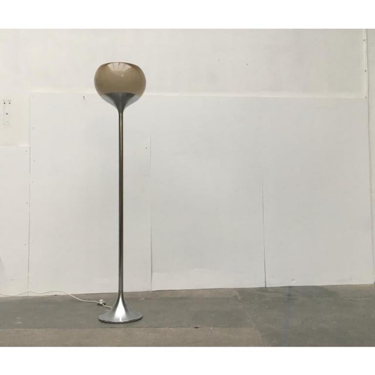 Rare lampadaire Mid Century de Guzzini.

L'abat-jour classique en plastique de Guzzini est tourné dans ce design de manière à ce que la lampe agisse comme un uplighter. La teinte est finie dans un ton beige. La particularité ici est un dégradé de