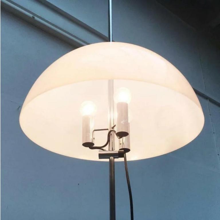 Lampe à bâtons rompus du milieu du siècle d'Artimeta. Le dessin est attribué à Gino Sarfatti.

Le parapluie est en plastique translucide et a la forme classique d'un hémisphère. A l'intérieur, 3 versions sont aveuglées par des cylindres chromés et