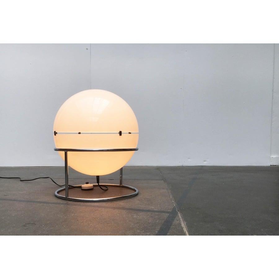Rara lampada da tavolo o da appoggio dell'A Space Age.

Un design imponente ma semplice. Una grande palla è contenuta in un tubo cromato. Le parti superiore e inferiore del telaio sono simmetriche. Il piede è progettato come un anello. Il grande