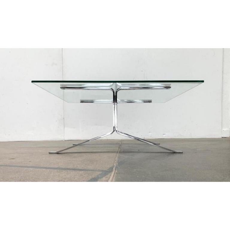 Table basse en chrome et verre du fabricant français Airborne d'après un design d'Olivier Mourgue des années 1960. La bonne table pour la célèbre chaise longue Joker.

Un design simple et fonctionnel d'une matérialité particulière. La table reprend