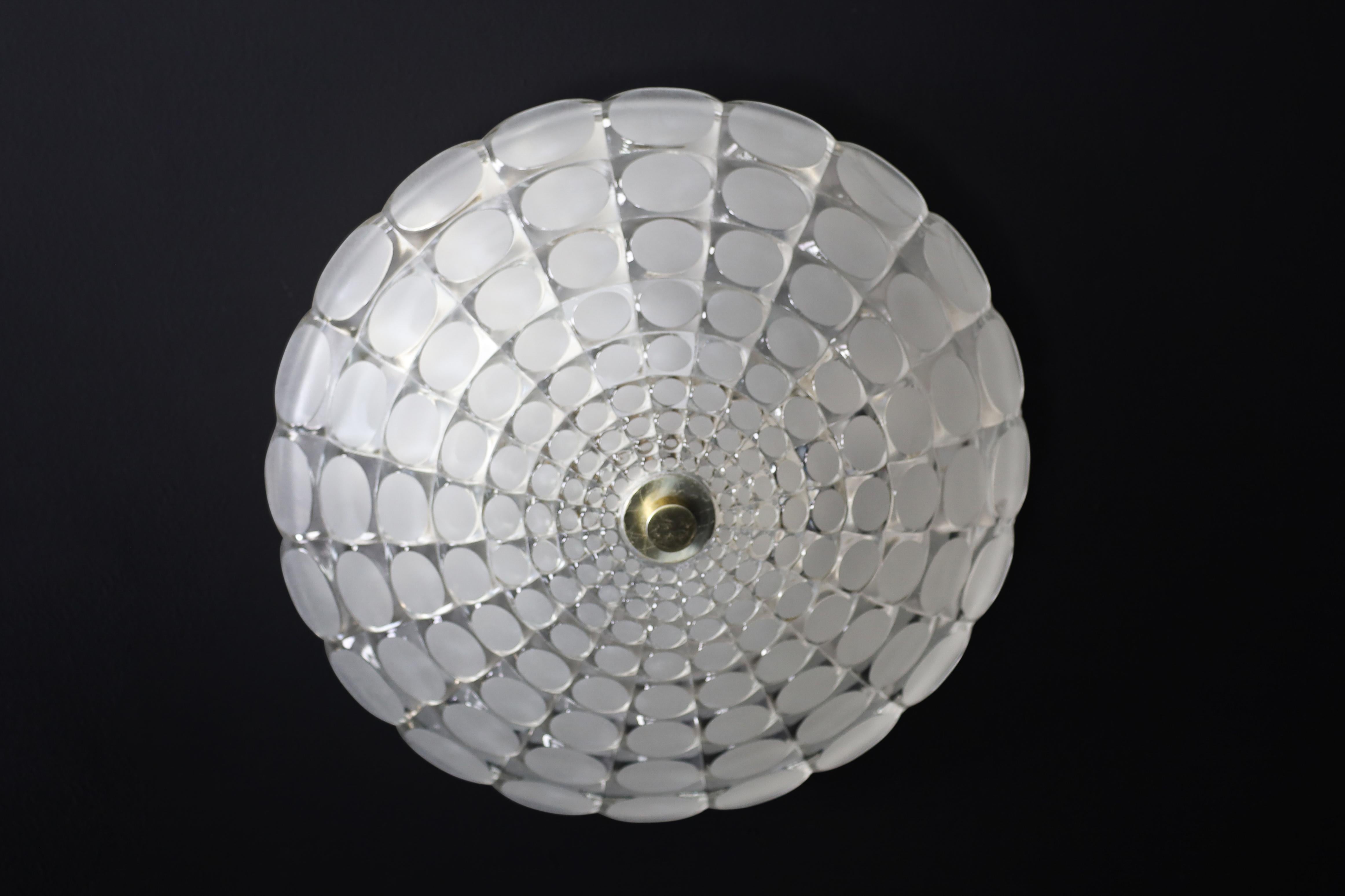 Monture encastrée ronde en verre dépoli du milieu du siècle A Space  J.T. Kalmar Autriche 1960 en vente 3