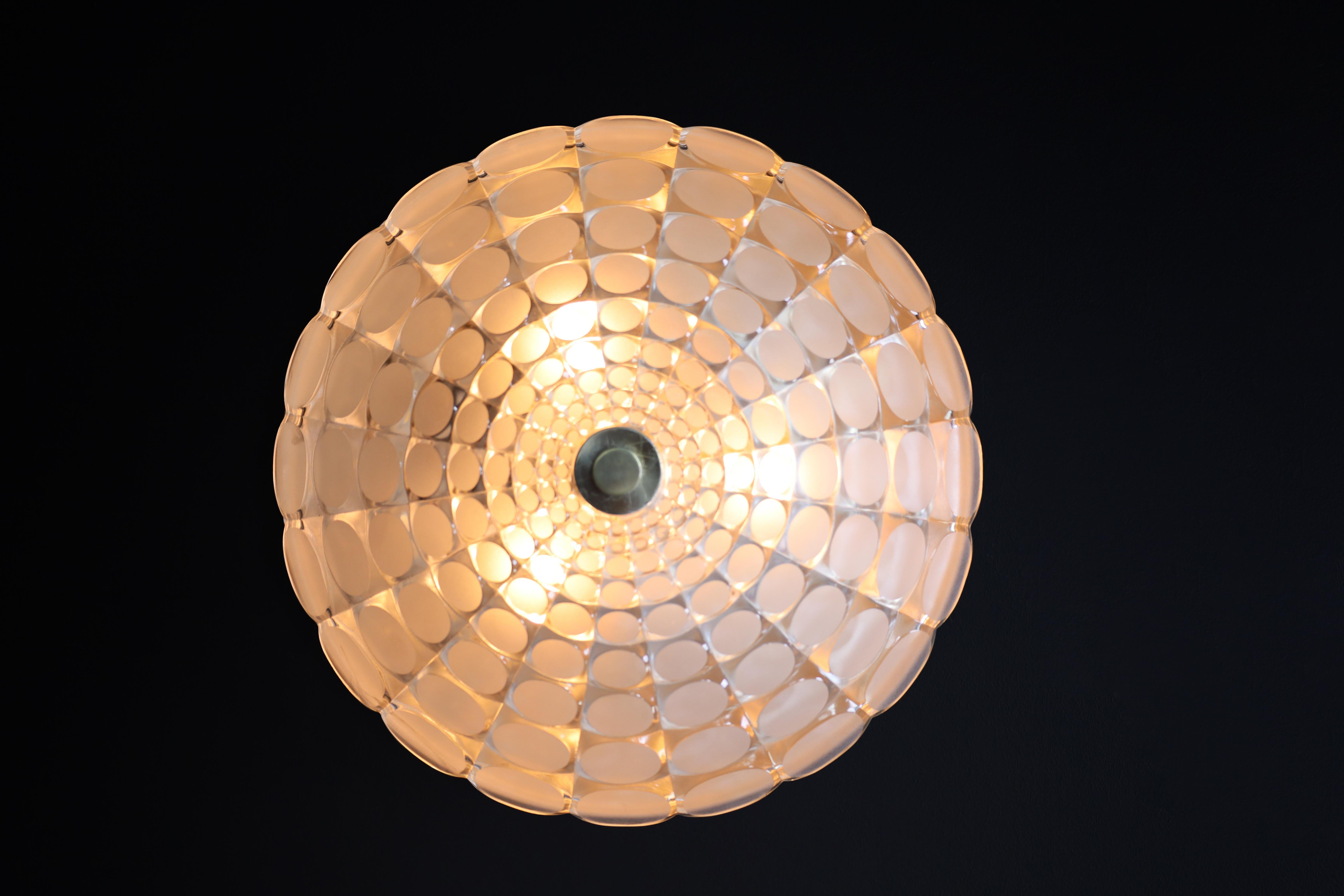 Lampe murale ou encastrée ronde en verre clair et dépoli datant du milieu du siècle dernier, conçue par J.T. Kalmar, Autriche, vers les années 1960.

Ce magnifique luminaire emblématique de la NO AGE peut être utilisé comme applique murale ou comme
