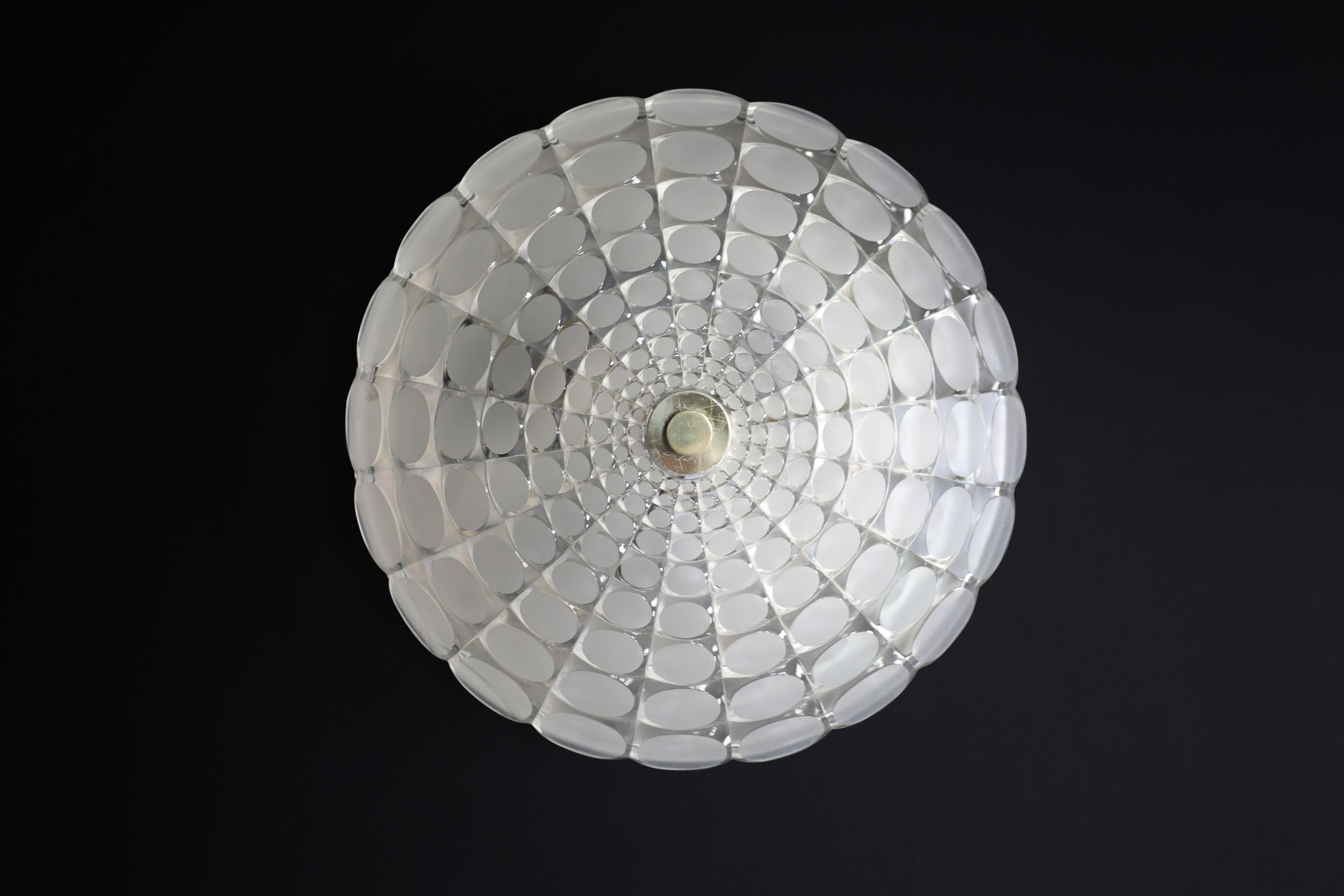 Lampe murale ou encastrée ronde en verre clair et dépoli datant du milieu du siècle dernier, conçue par J.T. Kalmar, Autriche, vers les années 1960.

Ce magnifique luminaire emblématique de la NO AGE peut être utilisé comme applique murale ou comme