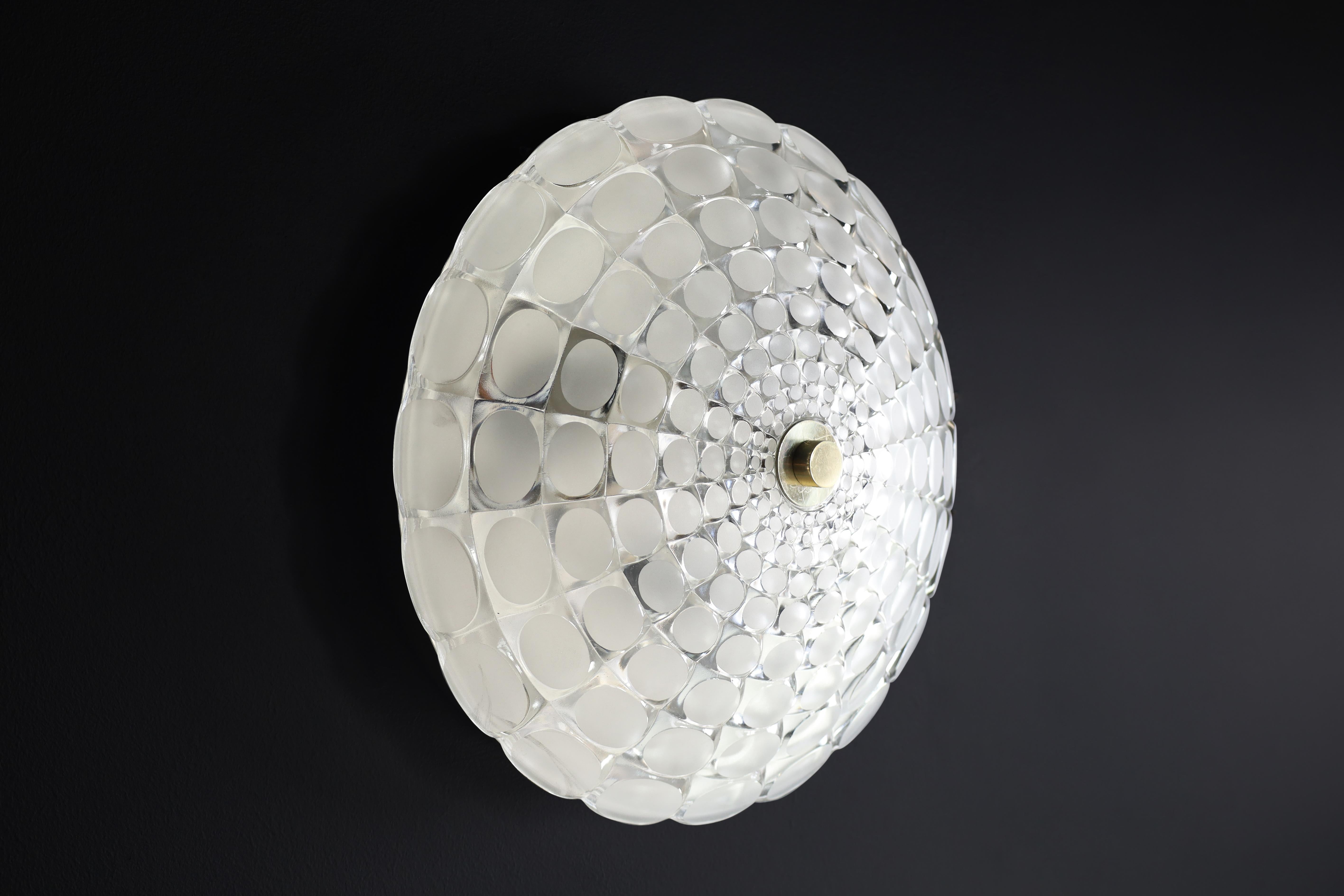Autrichien Monture encastrée ronde en verre dépoli du milieu du siècle A Space  J.T. Kalmar Autriche 1960 en vente