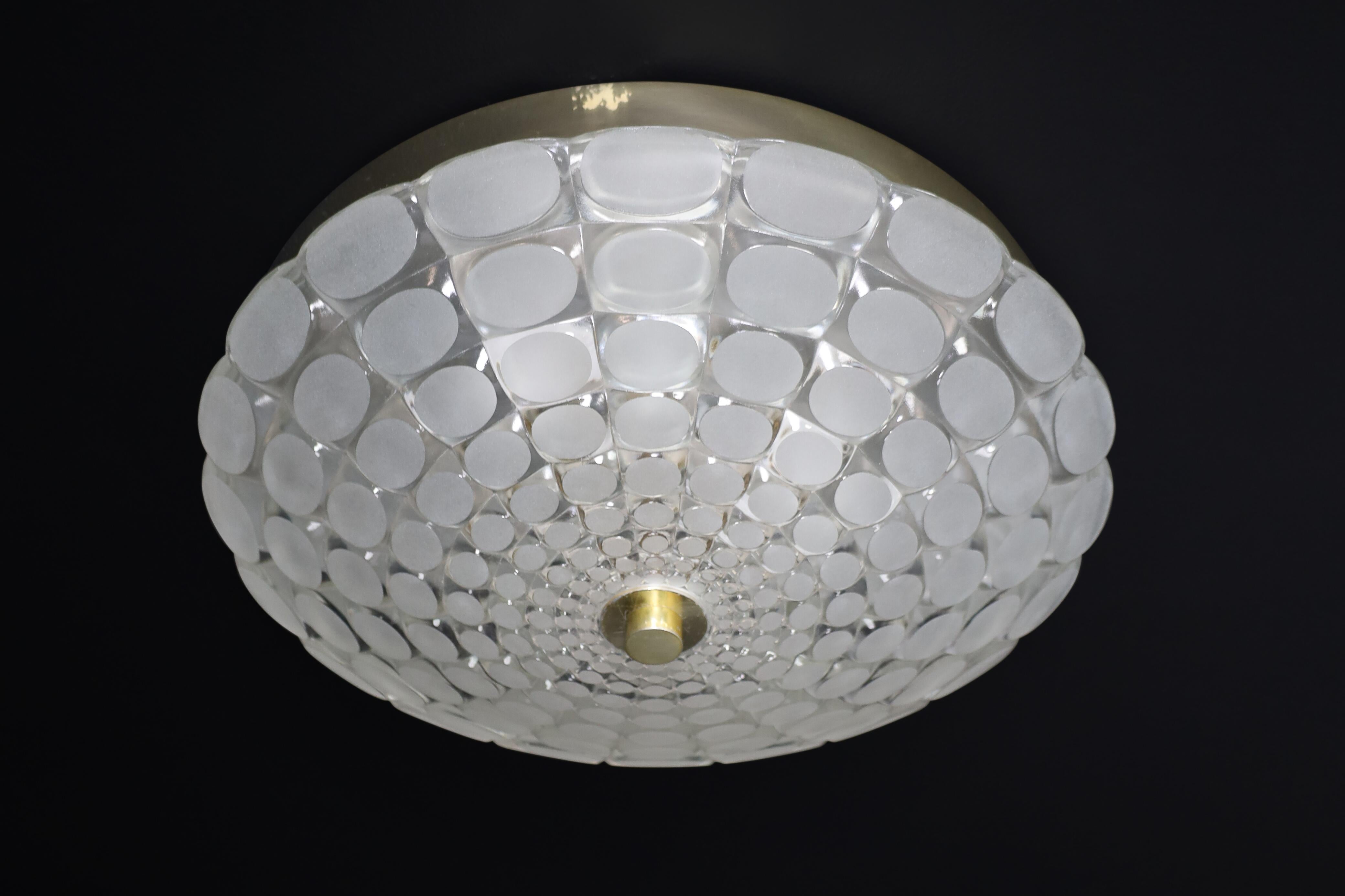 Monture encastrée ronde en verre dépoli du milieu du siècle A Space  J.T. Kalmar Autriche 1960 en vente 2