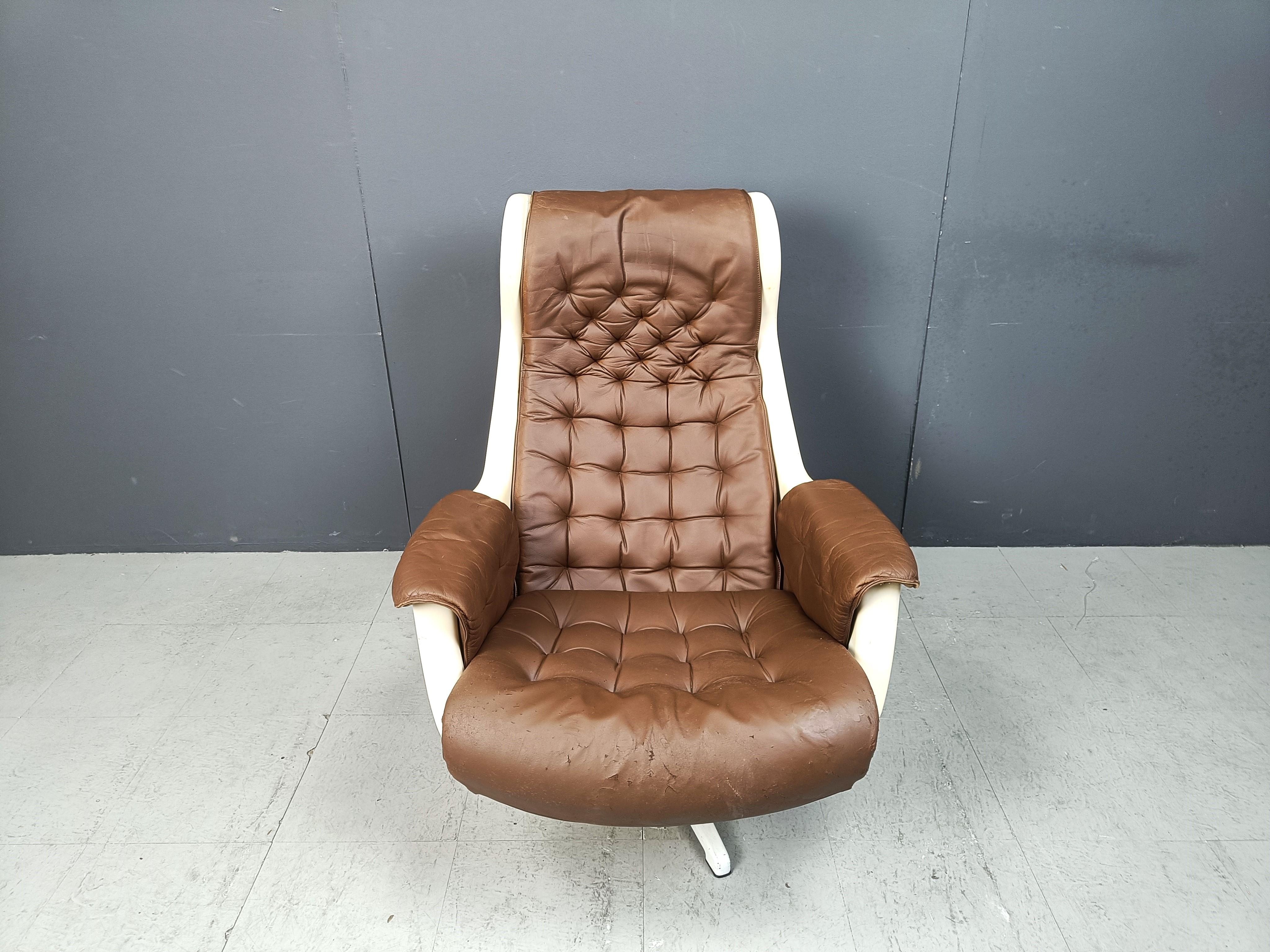 
Vintage Space Swivel Armchair by Alf Svensson & Yngve Sandström for Dux, 1970s

Plastic shell, aluminum base and brown leather cushions.

Beautiful space age design

The leather cushion has been slightly restaured but still has some wear.

1960s -