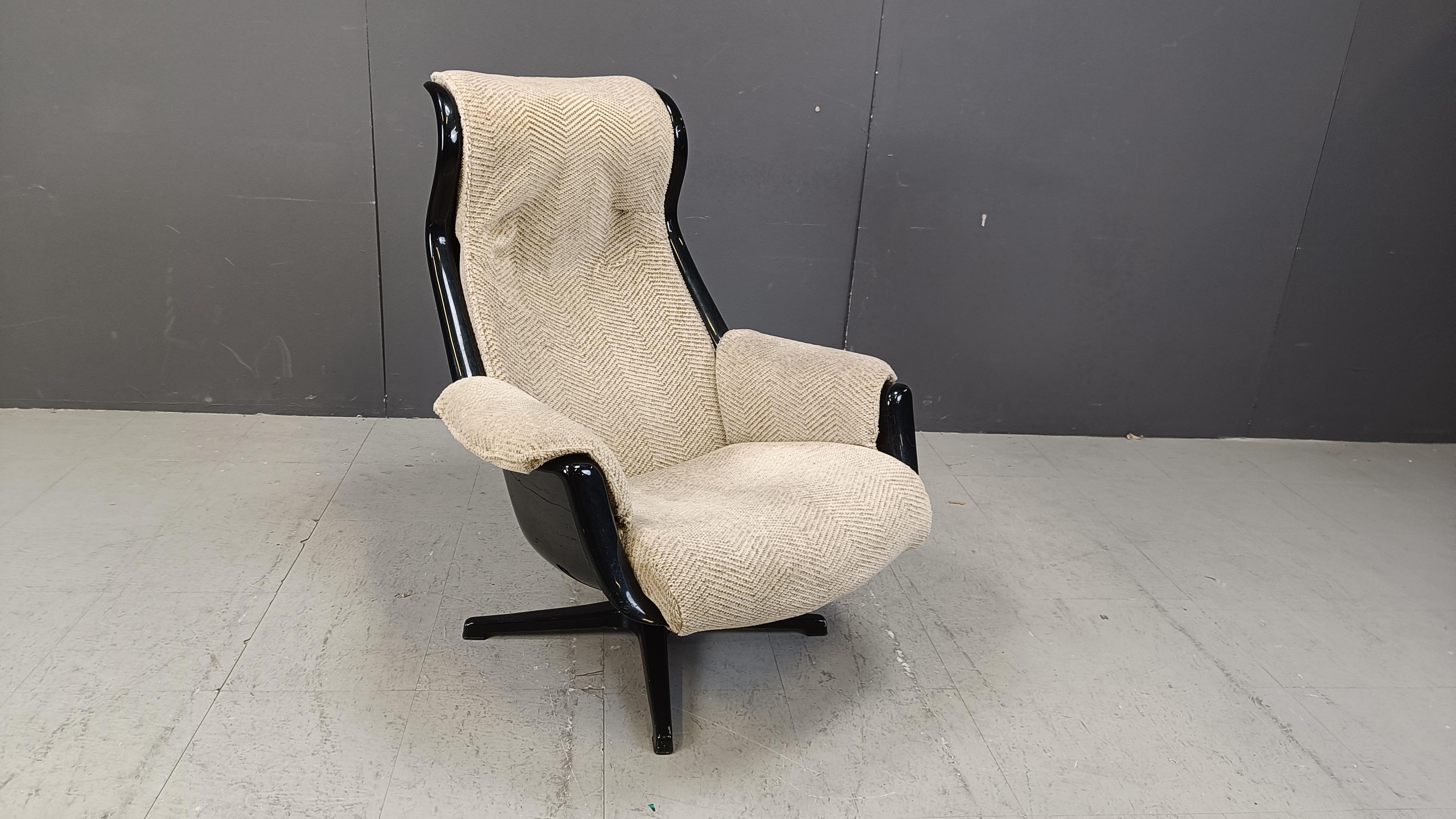 Fauteuil pivotant Space Vintage par Alf Svensson & Yngve Sandström pour Dux, 1970

Coque en plastique et revêtement en tissu gris d'origine

Magnifique design de l'ère spatiale

Années 1960 - Suède

Dimensions :
Hauteur : 95 cm
Largeur : 85