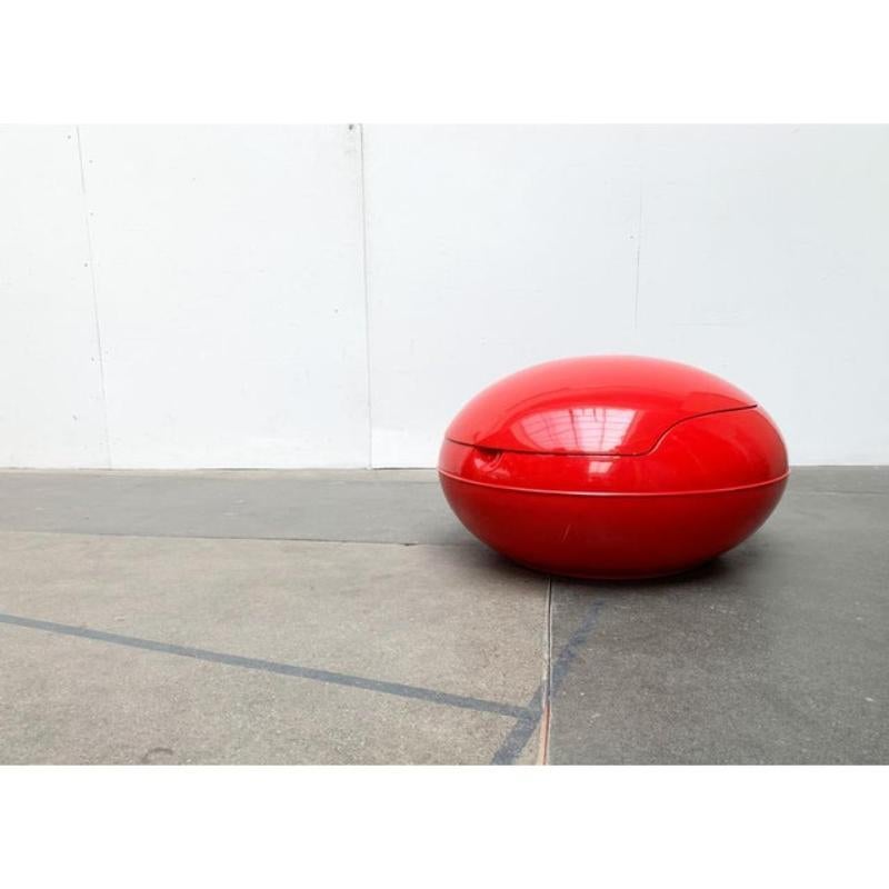 Egg Garden Chair for a draft of Peter Ghyczy from the 60s.

A design classic of the 60s. The egg-shaped folding armchair, also known as Senftenberg egg. The name refers to the basic shape in the folded state.
The middle part is hinged and releases a