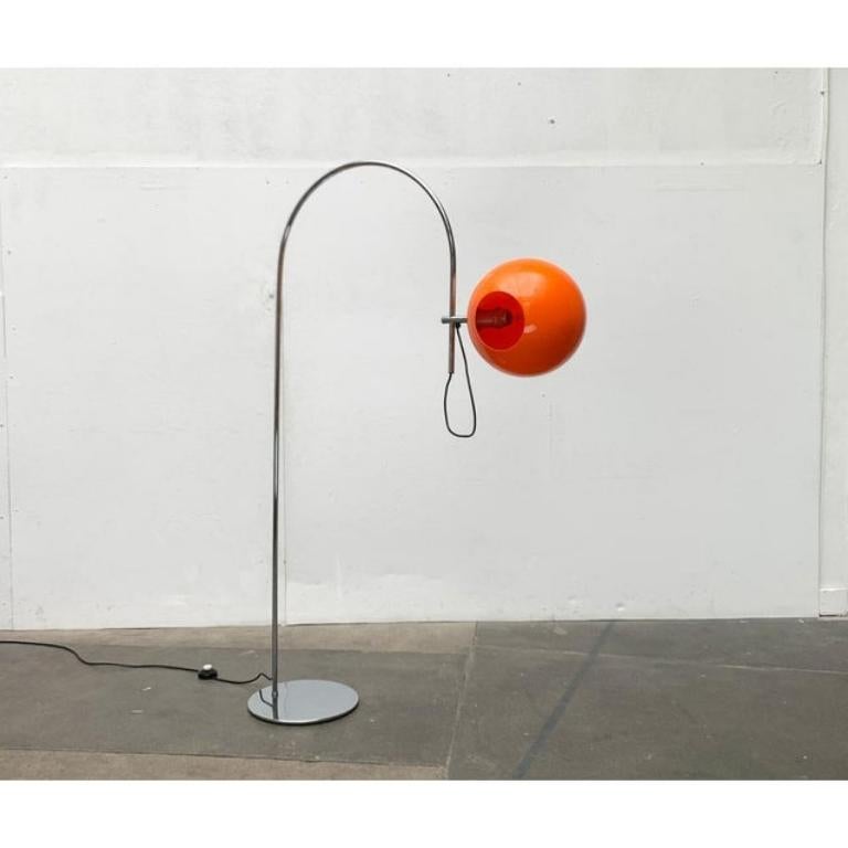 Imponente lampada Arche A Space di WILA.

In particolare, l'ampio arco della lampada cade all'estremità della quale si trova una grande palla arancione come diffusore. La sfera in plastica traslucida ha una piccola apertura in basso. È collegato al