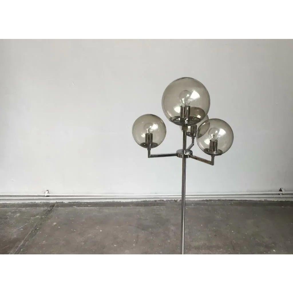 Impressionante lampada da terra Space AGE del produttore tedesco Hustadt Leuchten.

Questa lampada da terra combina un linguaggio di design minimalista e oggettivo con una qualità classica e imponente. Le sfere sono in vetro fumé e contrastano con
