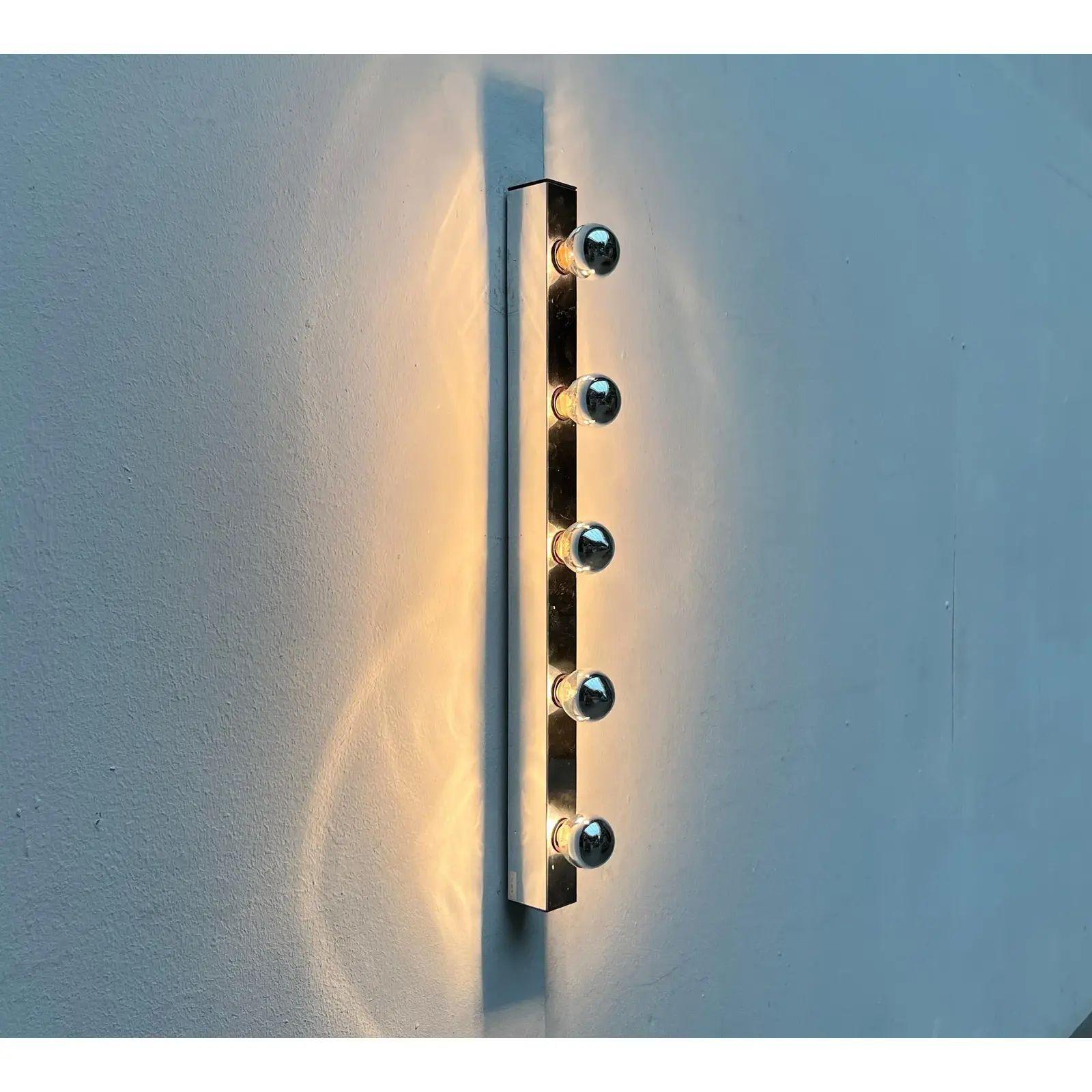 Impressionante applique da parete di Erco. Predestinato a diventare una luce per lo specchio del bagno.

questa impressionante lampada funziona sia in verticale che in orizzontale. Il corpo della lampada è formato da una copertura rettangolare in