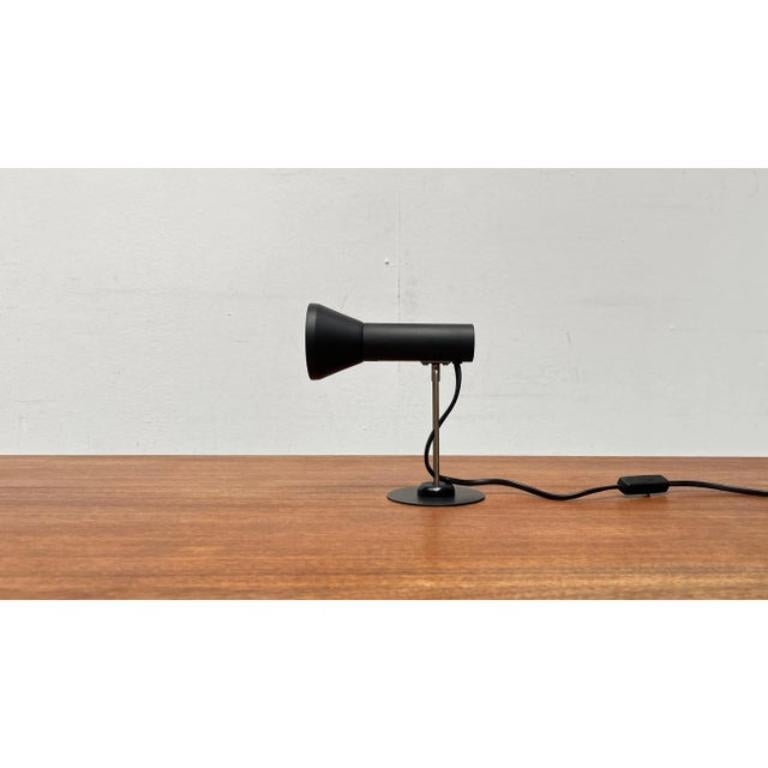 Lampe murale du milieu du siècle de l'ère spatiale allemande de la RDA provenant de Narva, en très bon état. Conçu de 1980 à 1989 Cette pièce porte une marque d'attribution, Elle est totalement authentique pour tout problème d'authenticité résultant