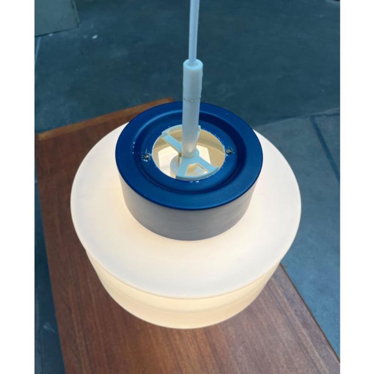 Semplice lampada a sospensione NO AGE di Staff.

L'ampio diffusore in vetro è sorprendente. La foto in alto è di colore blu scuro. La lampada è in ottime condizioni con segni di usura e patina.u2028 Questo pezzo ha un marchio di attribuzione, è