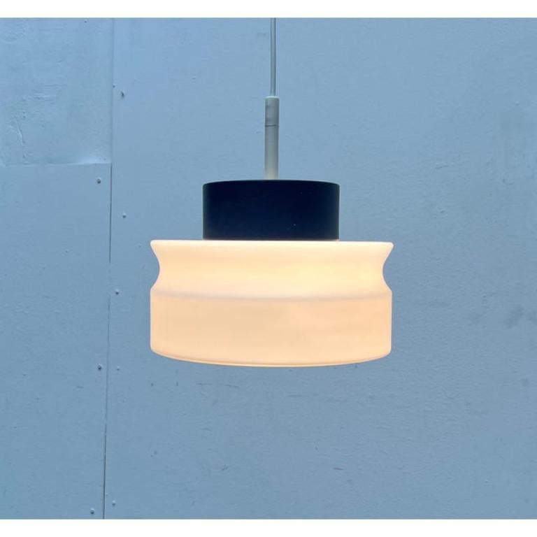 Mid-Century moderno Lampada a sospensione in vetro tedesca A Space AGE, anni '70, di Staff in vendita