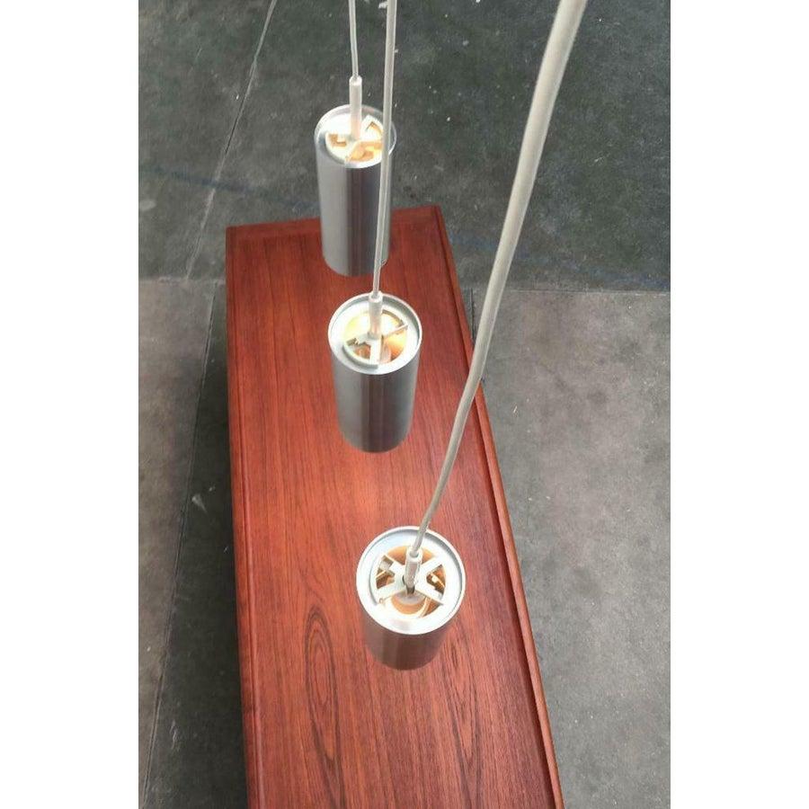 Raro pendolo a 3 pendoli su guida monta del noto produttore Staff Leuchten, Germania.

Forma semplice in alluminio. I singoli pendoli hanno una forma cilindrica semplice. All'interno c'è un riflettore a specchio. Questa lampada è predestinata a un