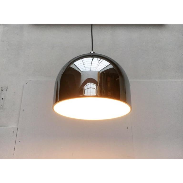 Imponenti lampade a sospensione a forma di campana del noto produttore Staff Leuchten, in Germania.

Una forma semplice e una meravigliosa superficie riflettente. Queste lampade particolarmente grandi hanno un aspetto imponente. L'interno del