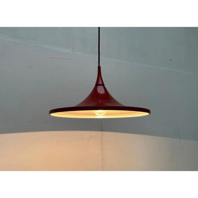 Lampada a sospensione tedesca a tulipano rosso di Rolf Krüger per Staff, 1960

Pendolo semplice di Staff glow su disegno di Rolf Krüger. Qui in una rara versione di colore rosso.

Il paralume ha una forma a tromba piatta. La punta si ferma su un